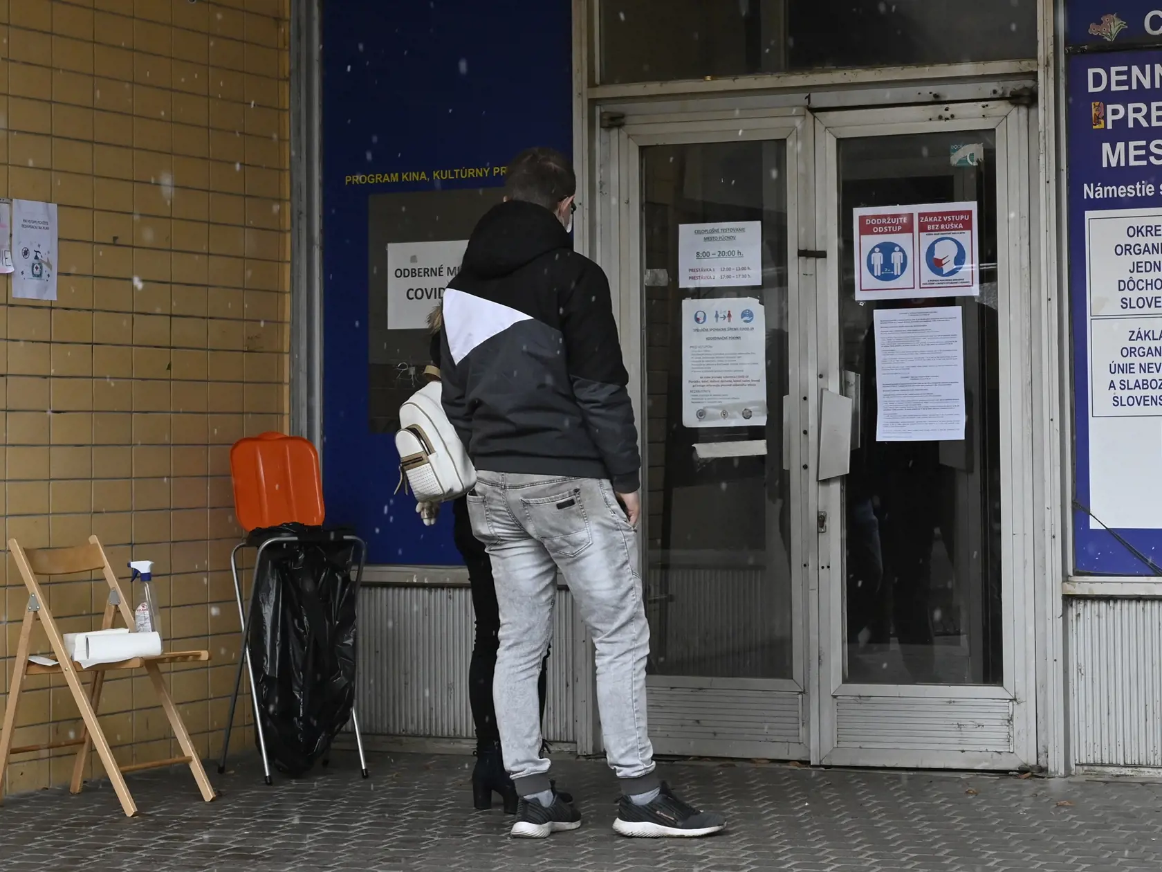 Obyvatelia čakajú na testovanie v odberovom mieste v centre Púchova 9. januára 2021. Počas víkendu 9. a 10. januára 2021 čaká Púchovčanov a obyvateľov ďalších deviatich obcí okresu celoplošné antigénové testovanie na nový koronavírus. FOTO TASR - Radovan Stoklasa