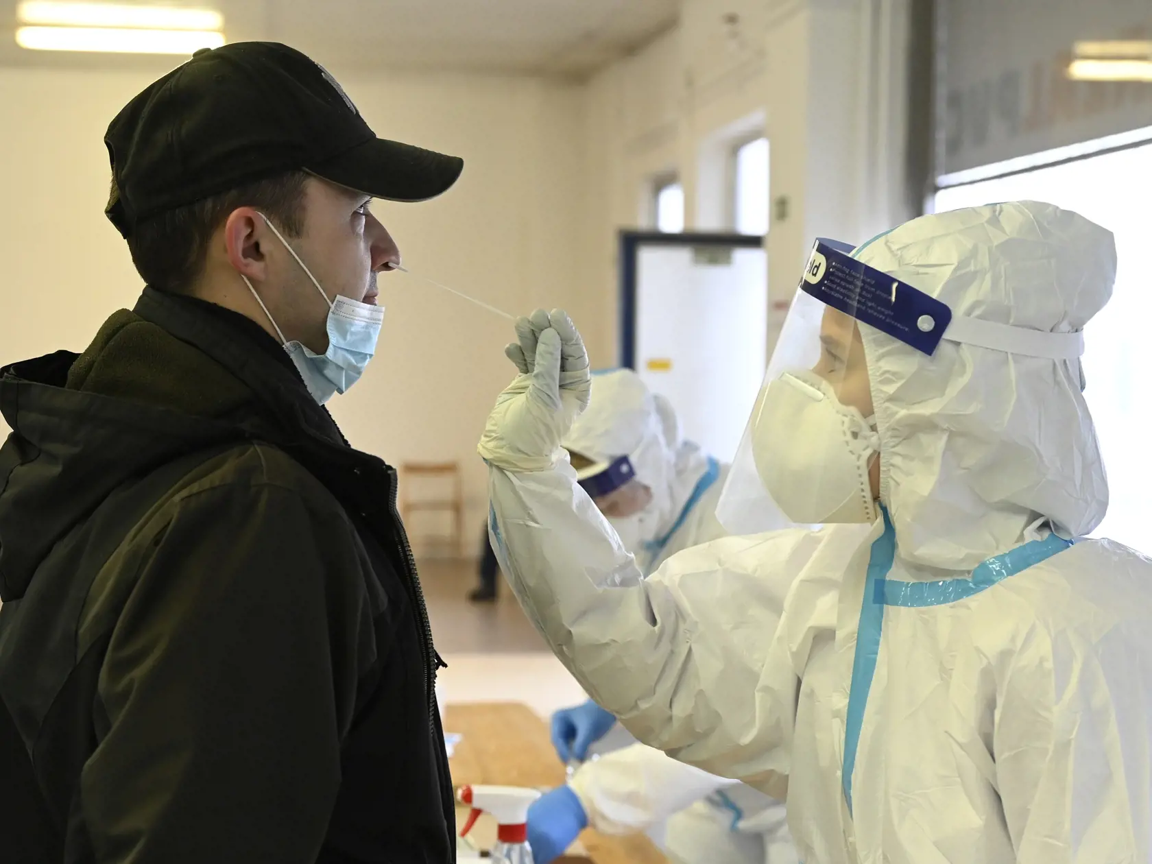 Zdravotníčka odoberá vzorku obyvateľovi počas antigénového testovania v centre Púchova 9. januára 2021. Počas víkendu 9. a 10. januára 2021 čaká Púchovčanov a obyvateľov ďalších deviatich obcí okresu celoplošné antigénové testovanie na nový koronavírus. FOTO TASR - Radovan Stoklasa