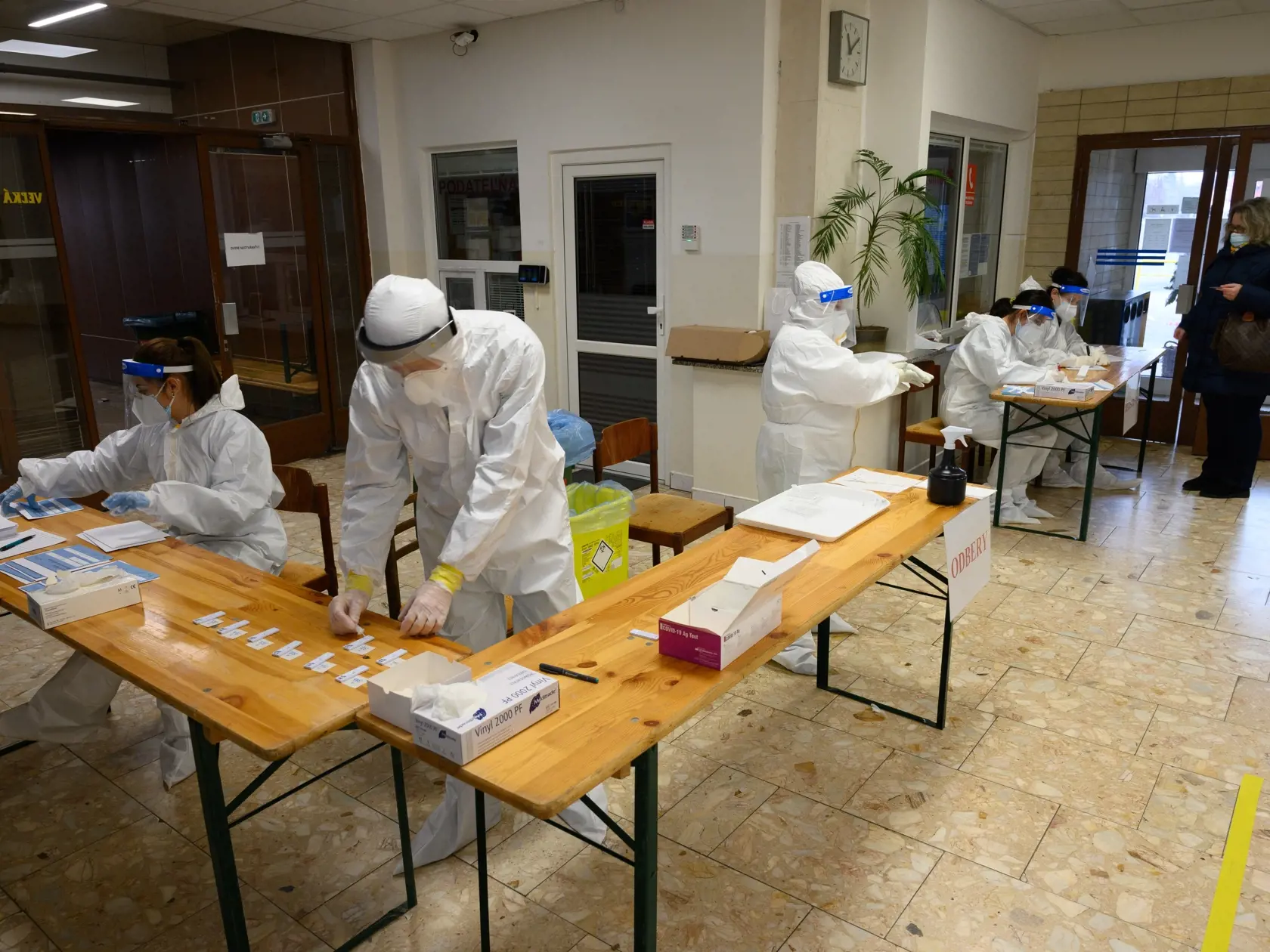 Vo Vrábľoch v Nitrianskom okrese je počas víkendového plošného testovania na ochorenie COVID-19 zriadených deväť odberových miest. Mesto na nich umožnilo testovanie aj ľuďom z iných obcí a miest. Na snímke odberné miesto na Mestskom úrade vo Vrábľoch 10. januára 2021. FOTO TASR - Henrich Mišovič