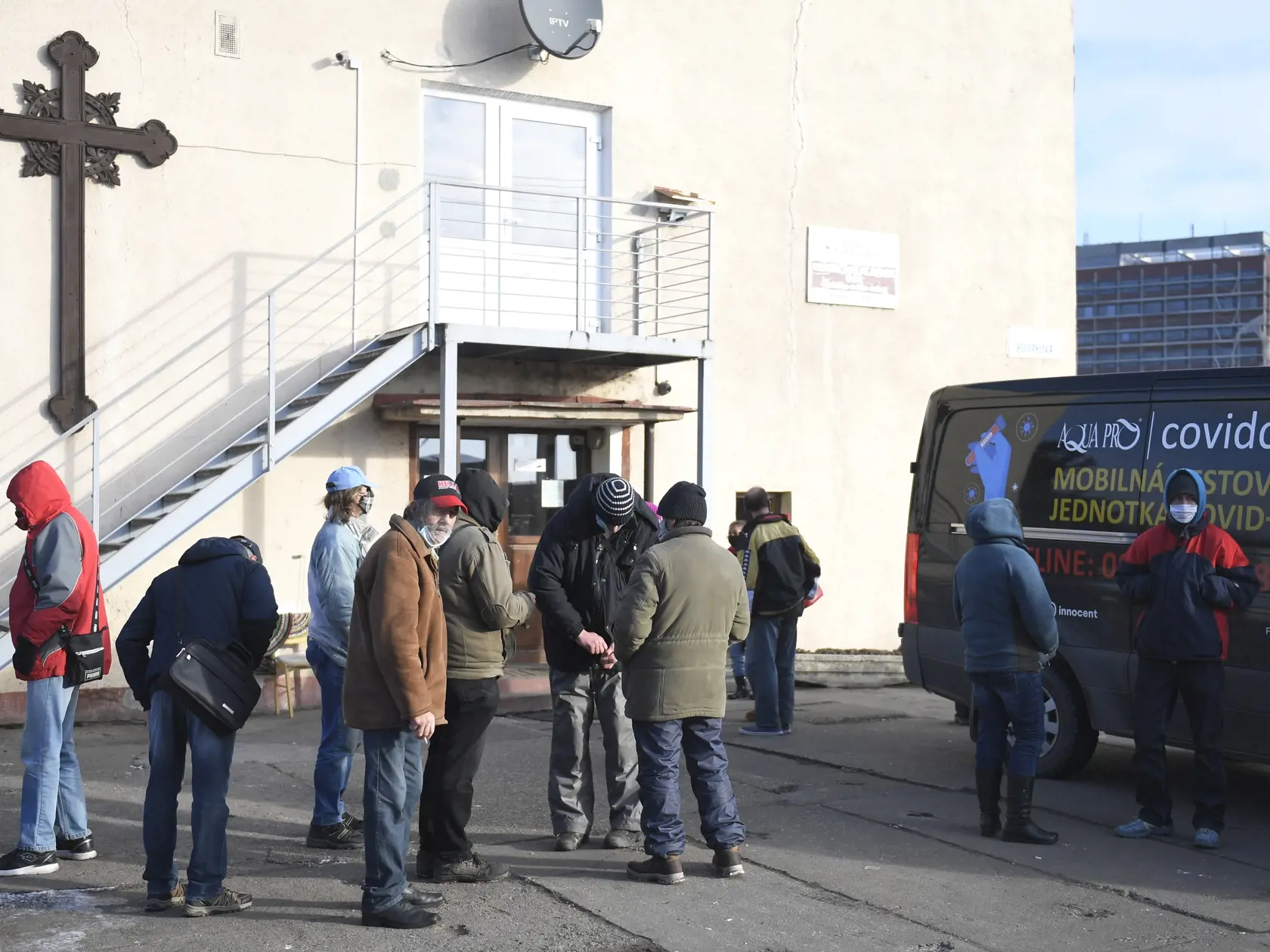 V Košiciach sa v piatok 15. januára 2021 začalo druhé dobrovoľné bezplatné plošné antigénové testovanie na ochorenie COVID-19. , k testovaniu sa pridáva aj mesto Medzev a viacero obcí v okrese Košice-okolie. V Košiciach je k dispozícii 63 odberných miest a jedna mobilná odberová jednotka na testovanie v útulkoch pre ľudí či osadách. Na snímke testovanie ľudí bez domova  na Bosákovej ulici v Košiciach v sobotu 16. januára 2021. FOTO TASR – František Iván