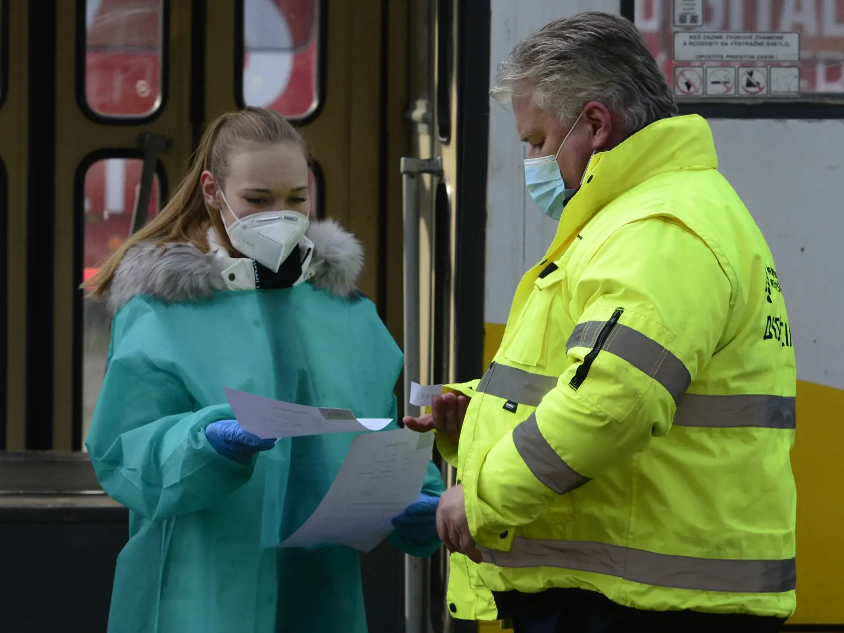 V Košiciach otvorili v nedeľu ráno všetkých 66 odberných miest. Plošné testovanie na ochorenie COVID-19 tak pokračuje zatiaľ bez problémov aj počas tretieho dňa. Na snímke testovanie v električke v areáli DPMK absolvoval aj dispečer DPMK. Košice, 10. januára 2021. FOTO TASR - Milan Kapusta