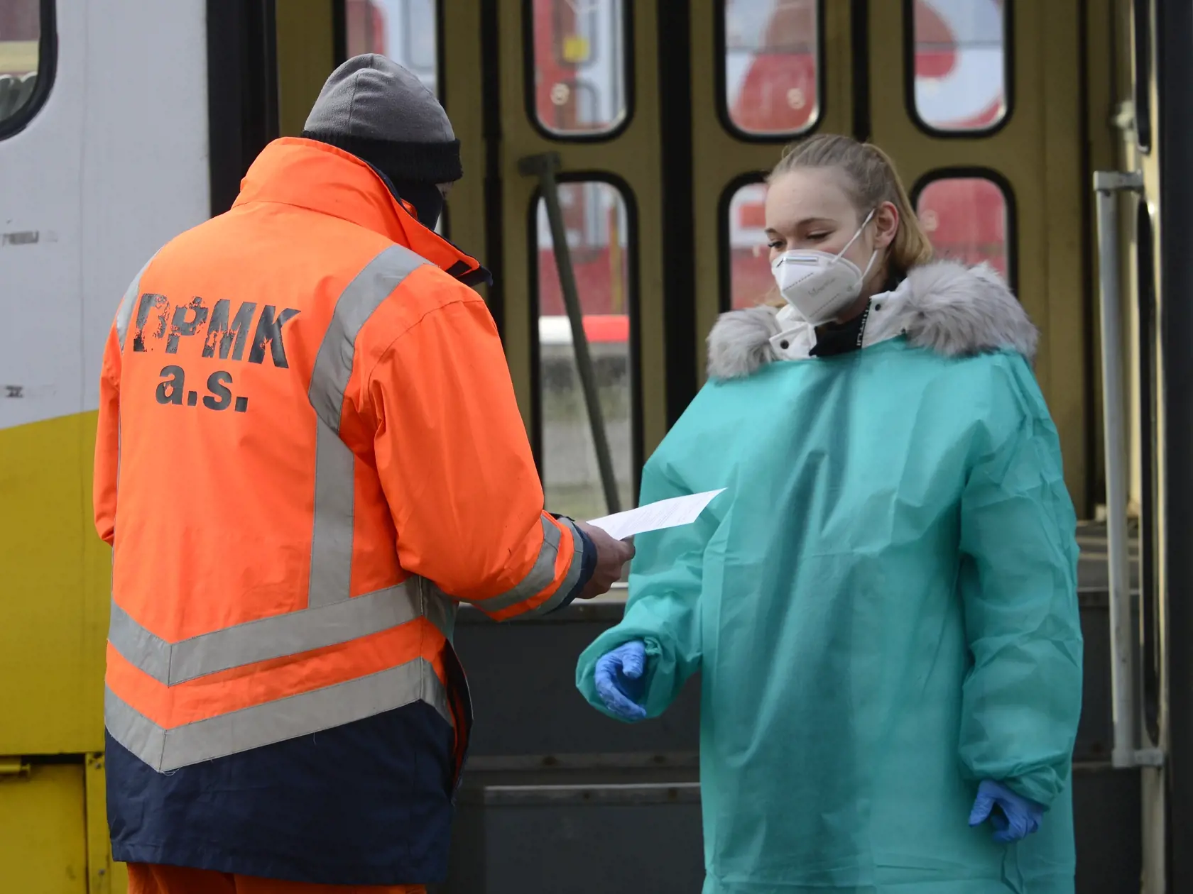 V Košiciach otvorili v nedeľu ráno všetkých 66 odberných miest. Plošné testovanie na ochorenie COVID-19 tak pokračuje zatiaľ bez problémov aj počas tretieho dňa. Na snímke testovanie v električke v areáli DPMK absolvovali aj viacerí zamestnanci DPMK. Košice, 10. januára 2021. FOTO TASR - Milan Kapusta