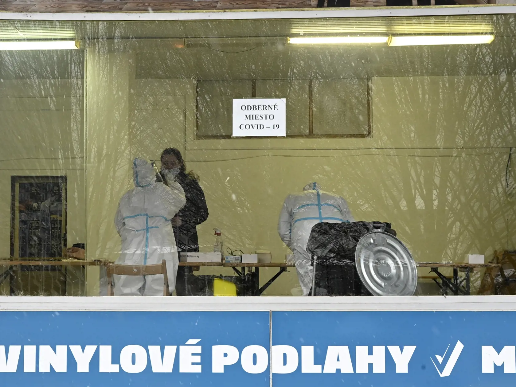 Pohľad z ulice do odberného miesta v centre Púchova 9. januára 2021. Počas víkendu 9. a 10. januára 2021 čaká Púchovčanov a obyvateľov ďalších deviatich obcí okresu celoplošné antigénové testovanie na nový koronavírus. FOTO TASR - Radovan Stoklasa
