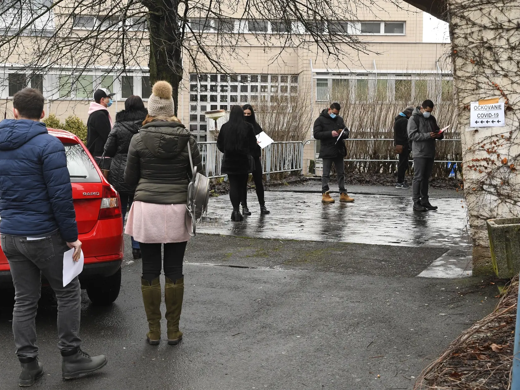 Očkovanie proti ochoreniu Covid-19 v Univerzitnej nemocnici L. Pasteura v Košiciach. V UNLP v Košiciach momentálne očkujú zdravotníkov z Košického aj Prešovského samosprávneho kraja. Na snímke čakanie na očkovanie. Košice 4. januára 2021. FOTO TASR – Milan Kapusta
