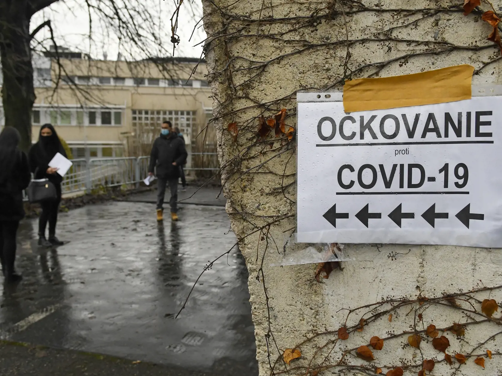 Očkovanie proti ochoreniu Covid-19 v Univerzitnej nemocnici L. Pasteura v Košiciach. V UNLP v Košiciach momentálne očkujú zdravotníkov z Košického aj Prešovského samosprávneho kraja. Na snímke čakanie na očkovanie. Košice 4. januára 2021. FOTO TASR – Milan Kapusta
