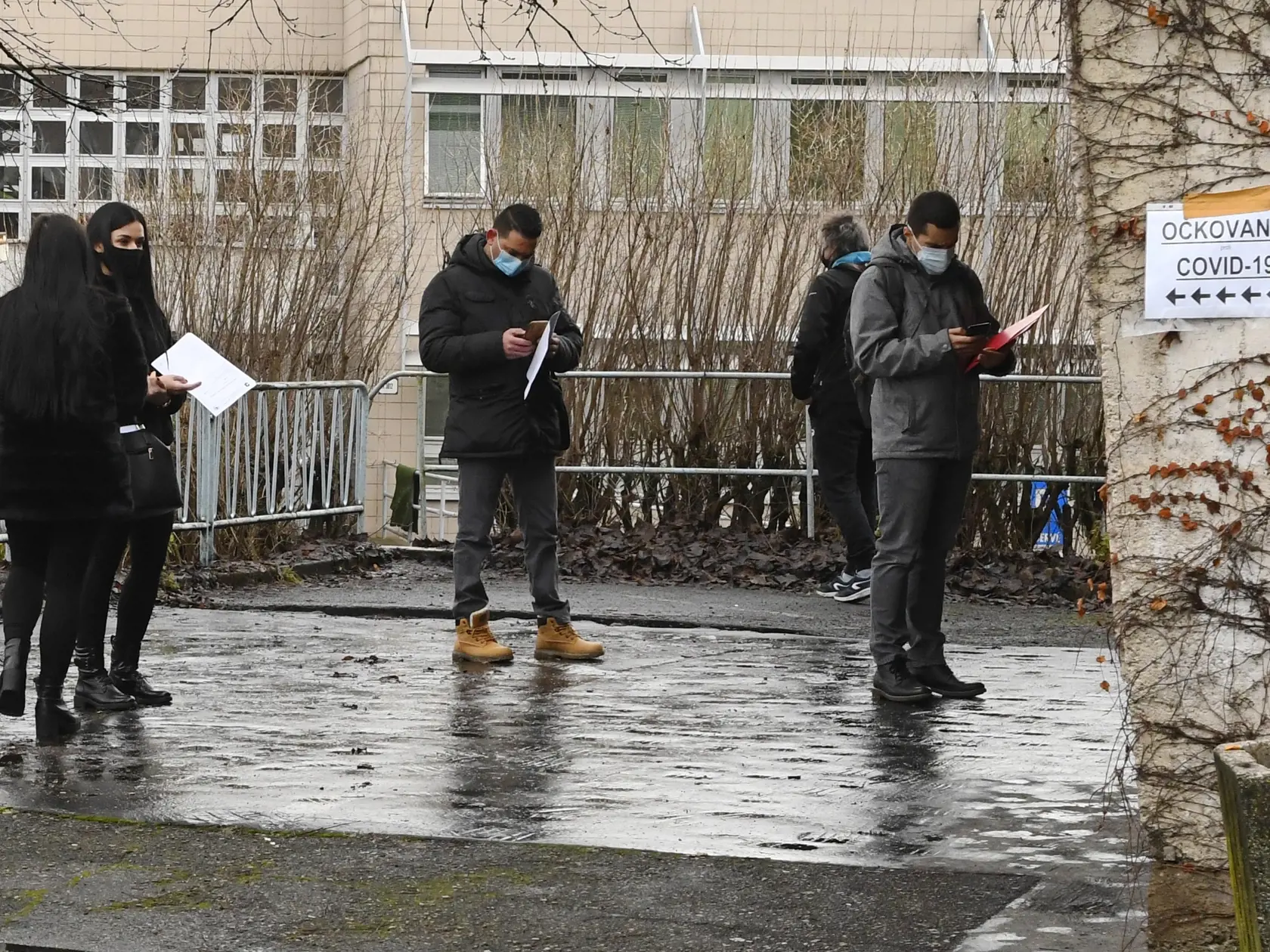 Očkovanie proti ochoreniu Covid-19 v Univerzitnej nemocnici L. Pasteura v Košiciach. V UNLP v Košiciach momentálne očkujú zdravotníkov z Košického aj Prešovského samosprávneho kraja. Na snímke čakanie na očkovanie. Košice 4. januára 2021. FOTO TASR – Milan Kapusta
