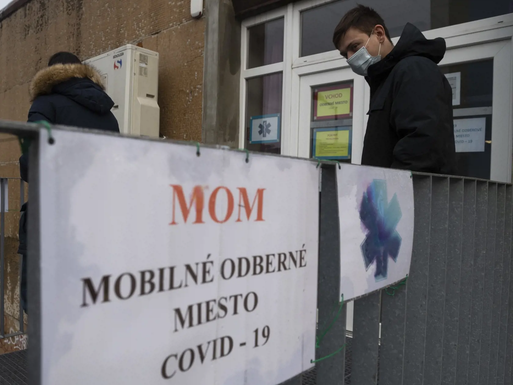 Na snímke ľudia čakajú na testovanie v mobilnom odberovom mieste na Čiernovodskej ulici v Bratislave 30. decembra 2020. FOTO TASR - Jaroslav Novák