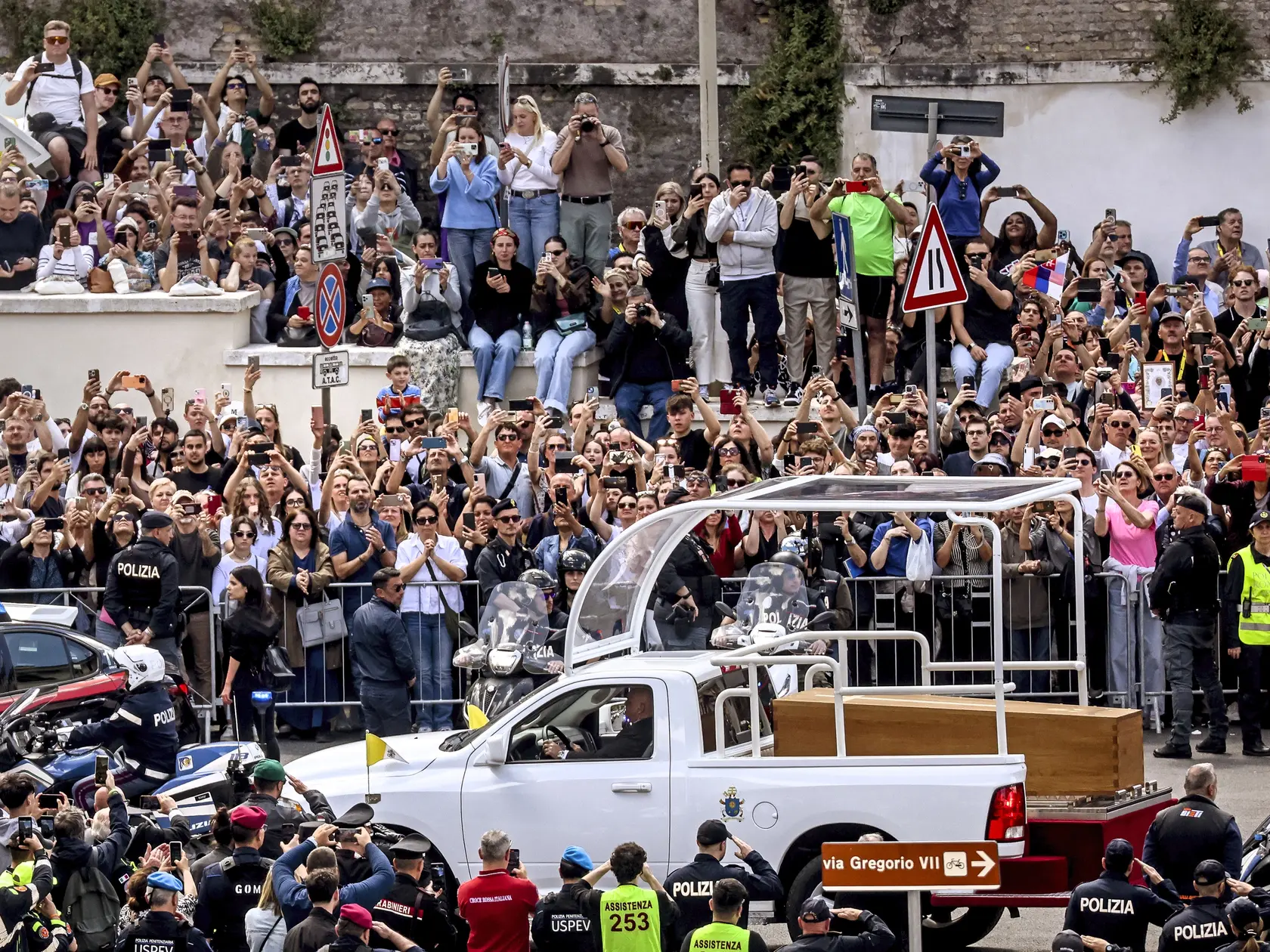 Do Baziliky Santa Maria Maggiore v Ríme bola rakva prevezená na upravenom papamobile.