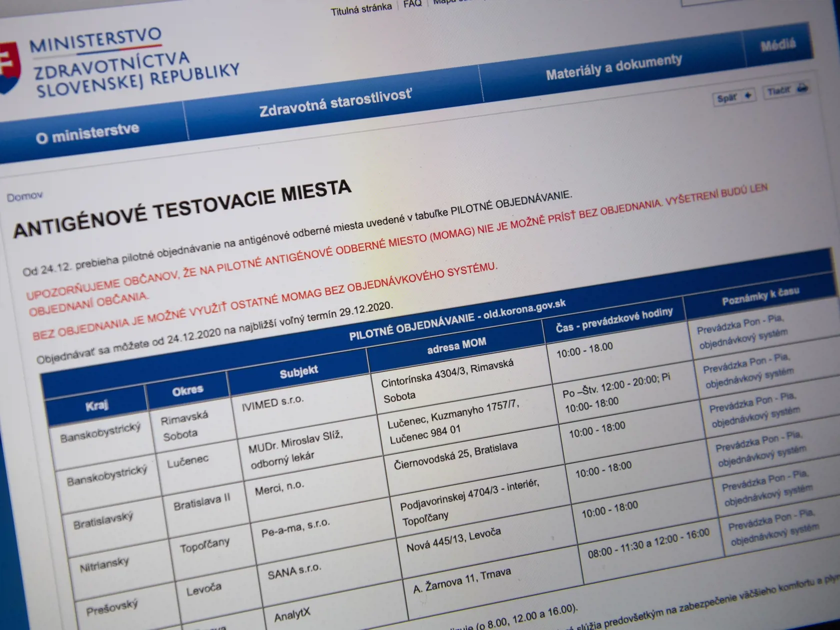 Na snímke zoznam mobilných odberných miest na webe Ministerstva zdravotníctva SR na obrazovke počítača na bezplatné antigénové testovanie, možné je ho využiť na niektorých mobilných odberných miestach v Bratislave 30. decembra 2020. FOTO TASR - Jaroslav Novák