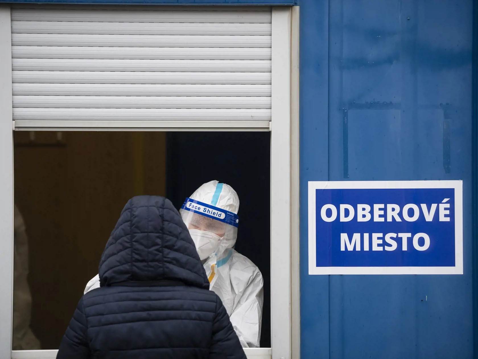 Na snímke mobilné odberové miesto na Záporožskej ulici v Bratislave 30. decembra 2020. FOTO TASR - Jaroslav Novák