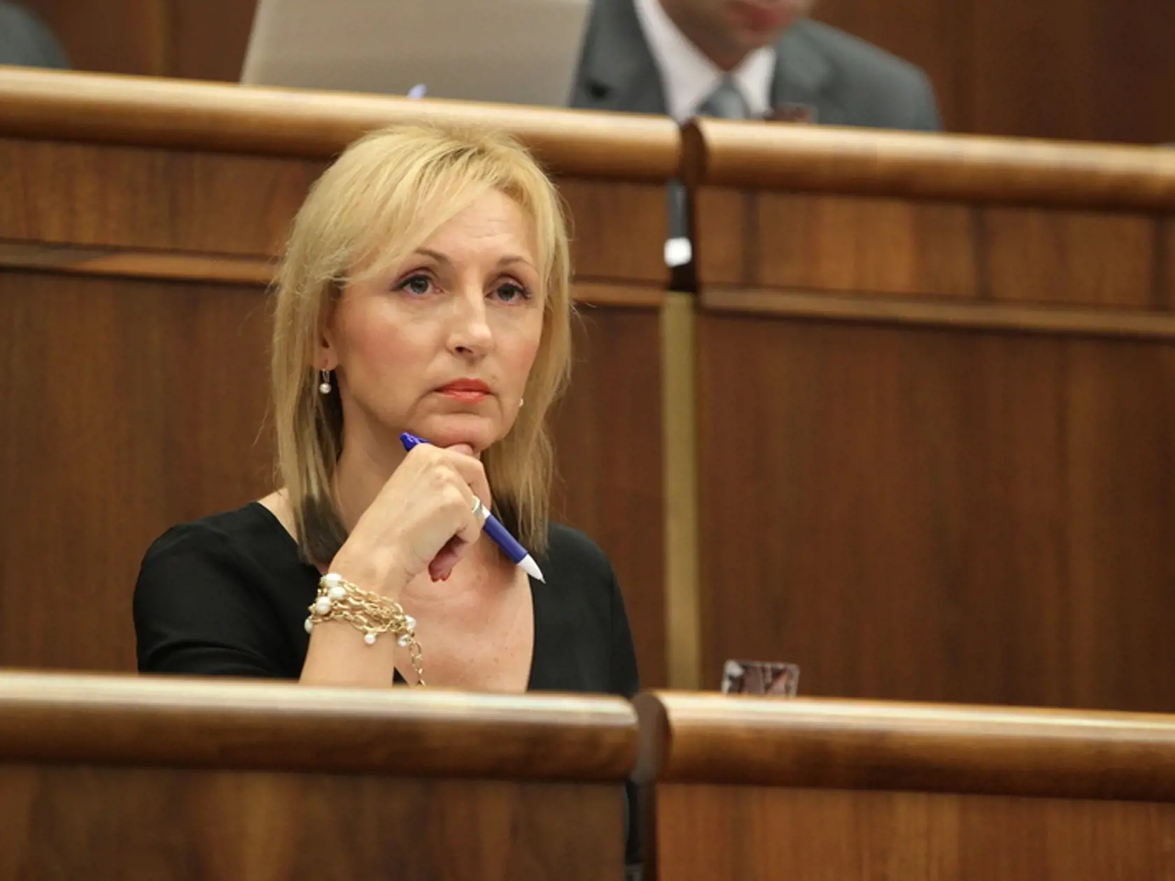 ZMAJKOVIČOVÁ PRED ZMENOU: vrásky na čele, kruhy pod očami, výraznejší nos, vrásky okolo úst.