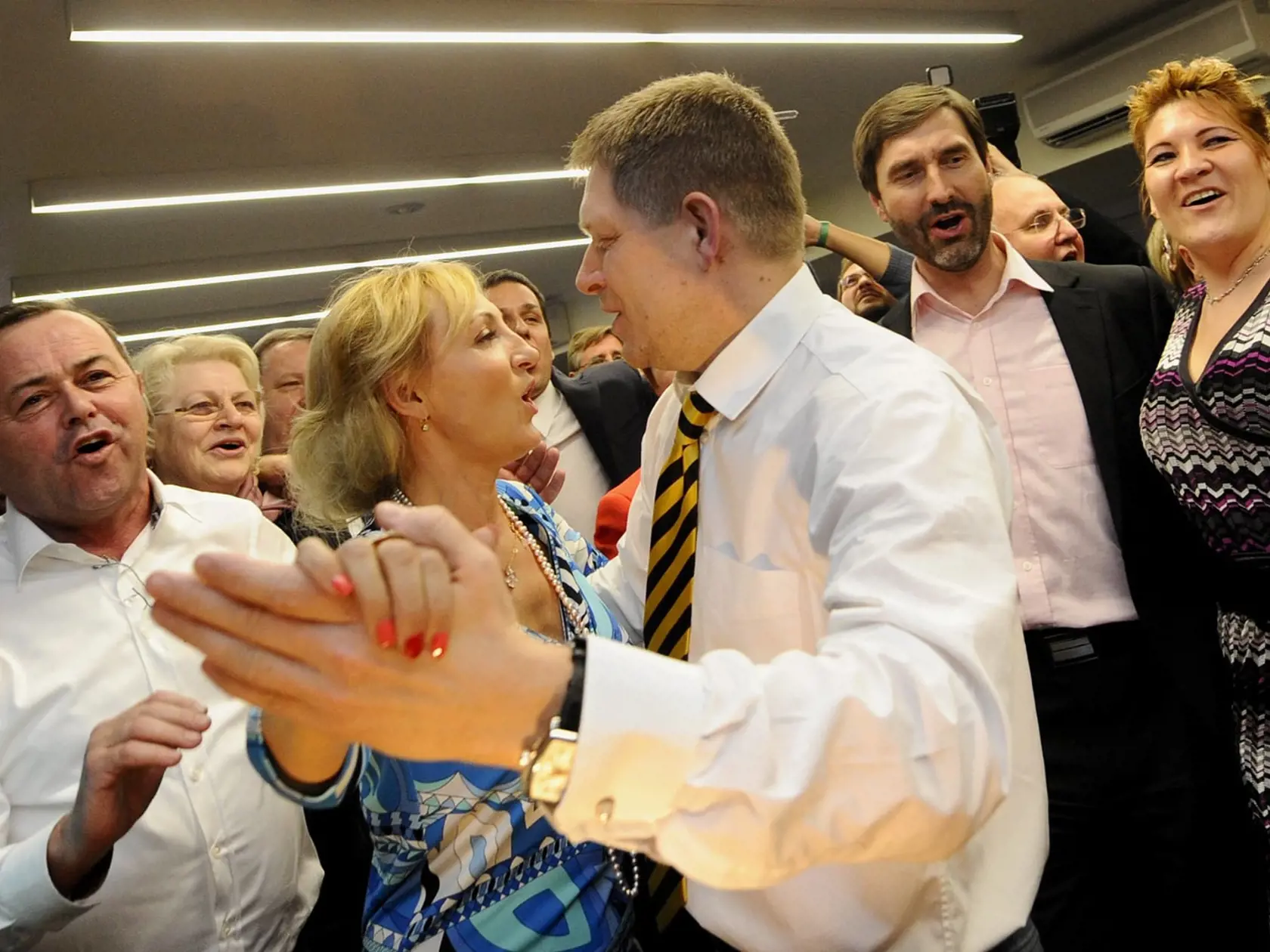 Na snímke predseda SMERu-SD Robert Fico a stranícka kolegyňa Renáta Zmajkovičová tancujú v centrále strany v Bratislave počas volebnej noci 11. marca 2012.