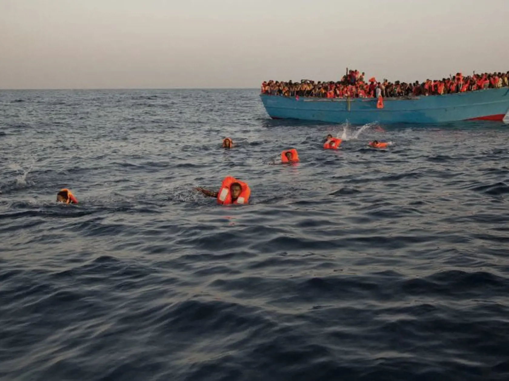 Nie všetci migranti sa vozia v takýchto vetchých člnoch.