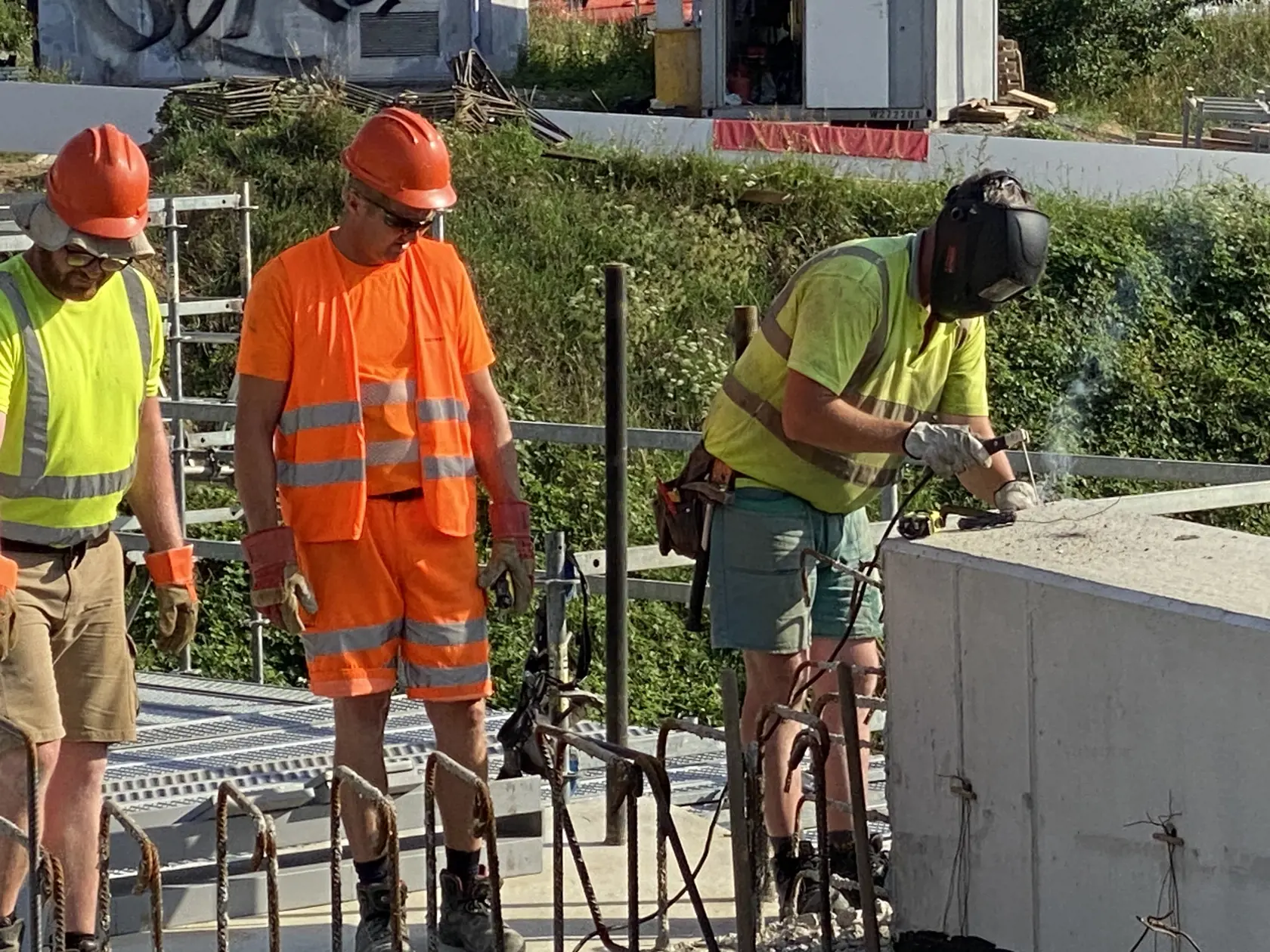 Zváranie kovových častí na betónové pätníky.