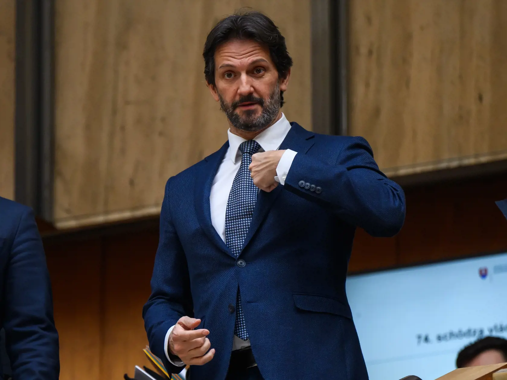 Na snímke vicepremiér a minister obrany SR Robert Kaliňák (Smer-SD) odchádza po 74. schôdzi vlády SR v Bratislave 19. februára 2025. FOTO TASR - Jaroslav Novák