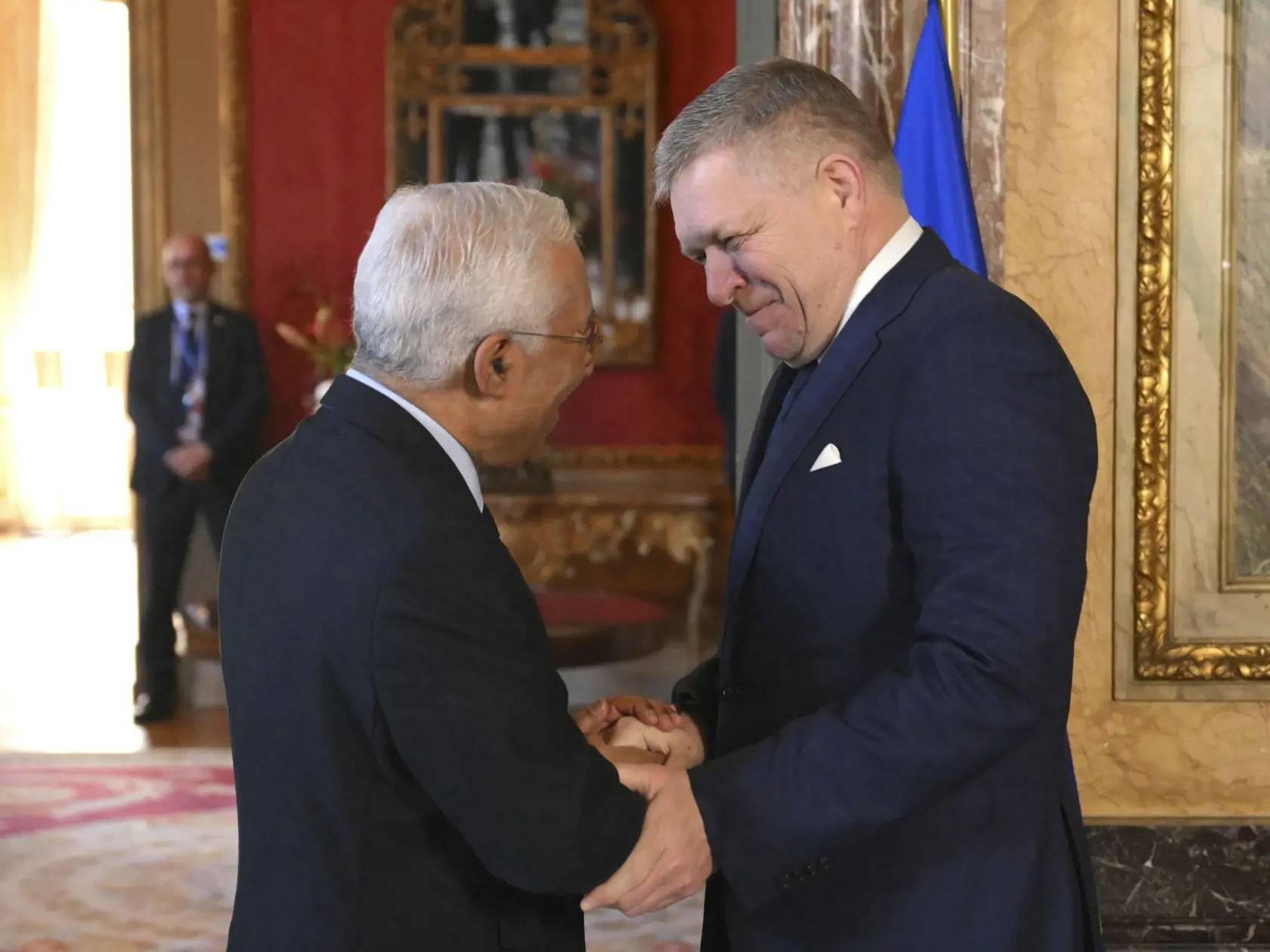 WA 68 Brusel - Predseda Európskej rady António Costa (vľavo) a slovenský premiér Robert Fico sa zdravia počas príchodu na neformálne stretnutie európskych politikov o bezpečnostnej politike v Bruseli v pondelok 3. februára 2025. Pozvánku dostali lídri 27 členských krajín EÚ, ako aj britský premiér Keir Starmer a šéfa NATO Mark Rutte. FOTO TASR/AP   

European Council President Antonio Costa, left, greets Slovakia's Prime Minister Robert Fico as he arrives for an EU summit at the Egmont Palace in Brussels, Monday, Feb. 3, 2025. (Nicolas Tucat, Pool Photo via AP)