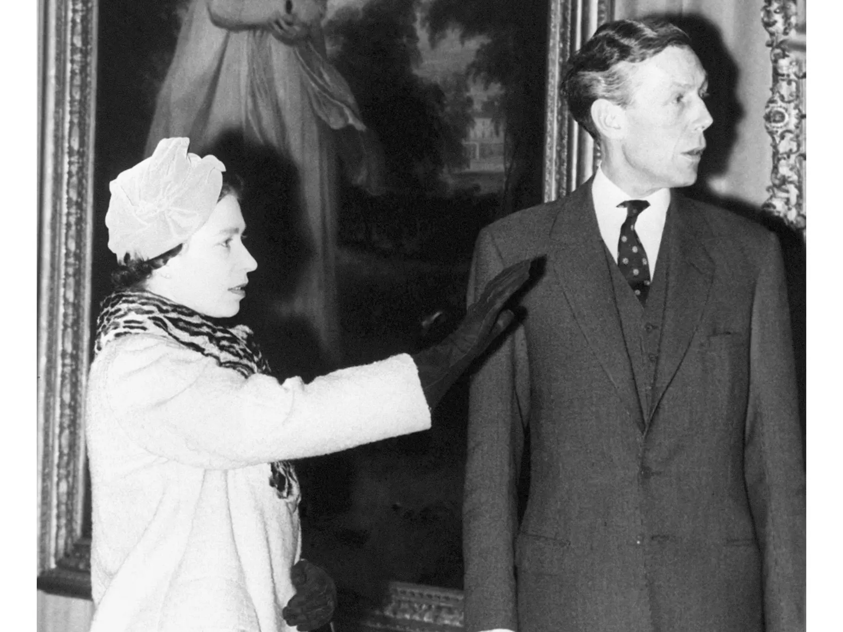 Na archívnej snímke z 15. novembra 1979 britská kráľovná Alžbeta II. a kráľovský historik umenia Anthony Blunt. Kráľovná Alžbeta II. nepoznala podrobnosti o dvojitom živote svojho dlhoročného poradcu Anthonyho Blunta, ktorý bol sovietskym špiónom.