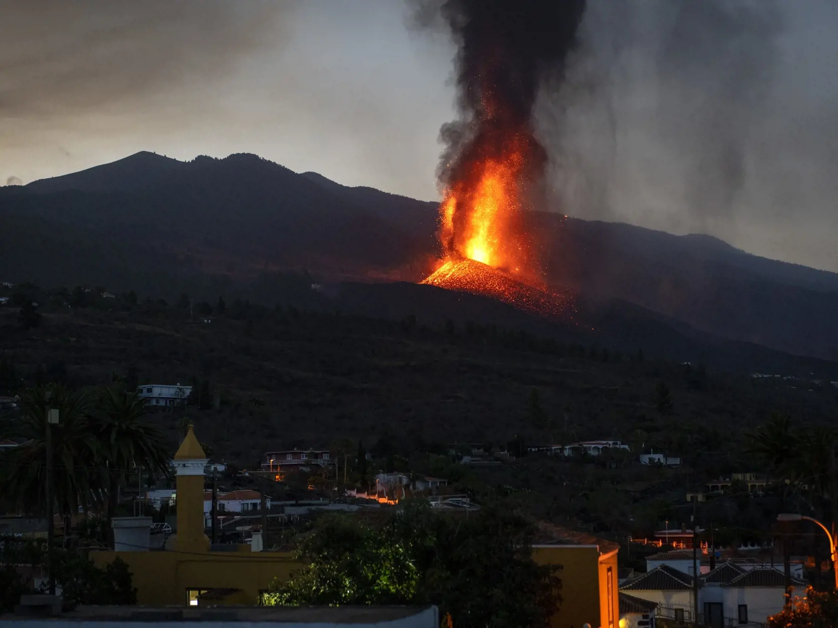 EBE 14 La Palma - Na snímke erupcia lávy sopky La Cumbre Vieja na španielskom ostrove La Palma, ktorý je súčasťou Kanárskych ostrovov vo štvrtok 23. septembra 2021. Príval lávy zničil približne 100 domov na španielskom ostrove La Palma. Stalo sa tak deň po tom, ako tam vybuchla sopka La Cumbre Vieja, čo prinútilo tisíce miestnych obyvateľov opustiť svoje domovy. Erupcia sopky sa začala v nedeľu popoludní v oblasti Cabeza de Vaca na ostrove La Palma, ktorý je súčasťou Kanárskych ostrovov. FOTO TA