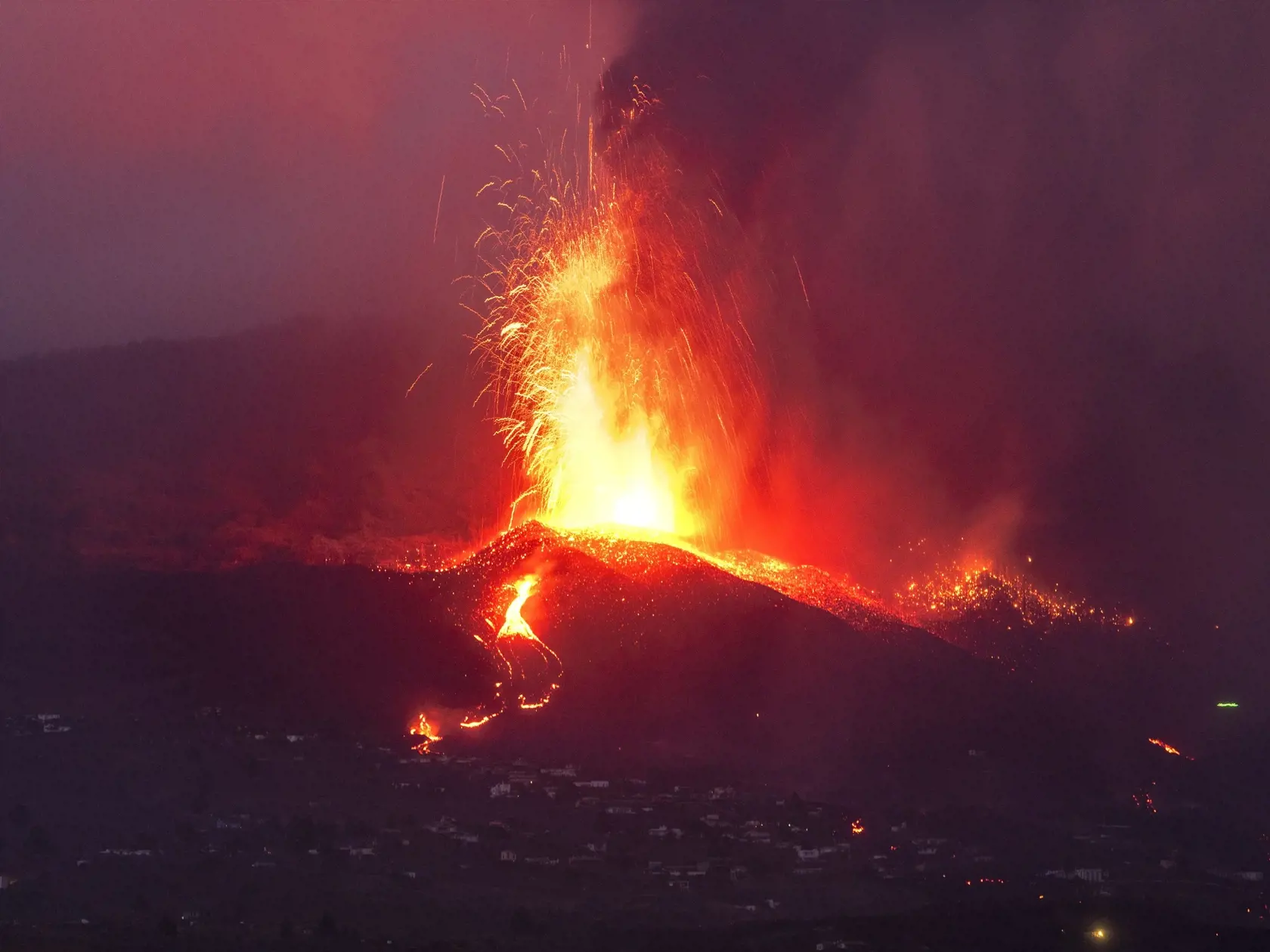 WA 12 La Palma - Erupcia sopky La Cumbre Vieja na španielskom ostrove La Palma, ktorý je súčasťou Kanárskych ostrovov v utorok 21. septembra 2021. Príval lávy zničil približne 100 domov na španielskom ostrove La Palma. Stalo sa tak deň po tom, ako tam vybuchla sopka La Cumbre Vieja, čo prinútilo tisíce miestnych obyvateľov opustiť svoje domovy. Erupcia sopky sa začala v nedeľu popoludní v oblasti Cabeza de Vaca na ostrove La Palma, ktorý je súčasťou Kanárskych ostrovov. FOTO TASR/AP


Lava from 