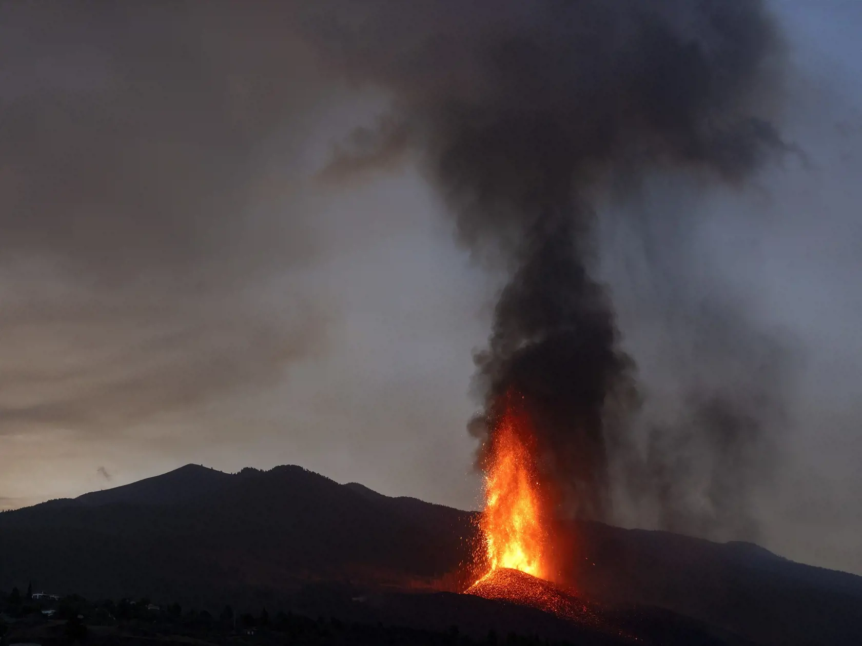 EBE 13 La Palma - Na snímke erupcia lávy sopky La Cumbre Vieja na španielskom ostrove La Palma, ktorý je súčasťou Kanárskych ostrovov vo štvrtok 23. septembra 2021. Príval lávy zničil približne 100 domov na španielskom ostrove La Palma. Stalo sa tak deň po tom, ako tam vybuchla sopka La Cumbre Vieja, čo prinútilo tisíce miestnych obyvateľov opustiť svoje domovy. Erupcia sopky sa začala v nedeľu popoludní v oblasti Cabeza de Vaca na ostrove La Palma, ktorý je súčasťou Kanárskych ostrovov. FOTO TA