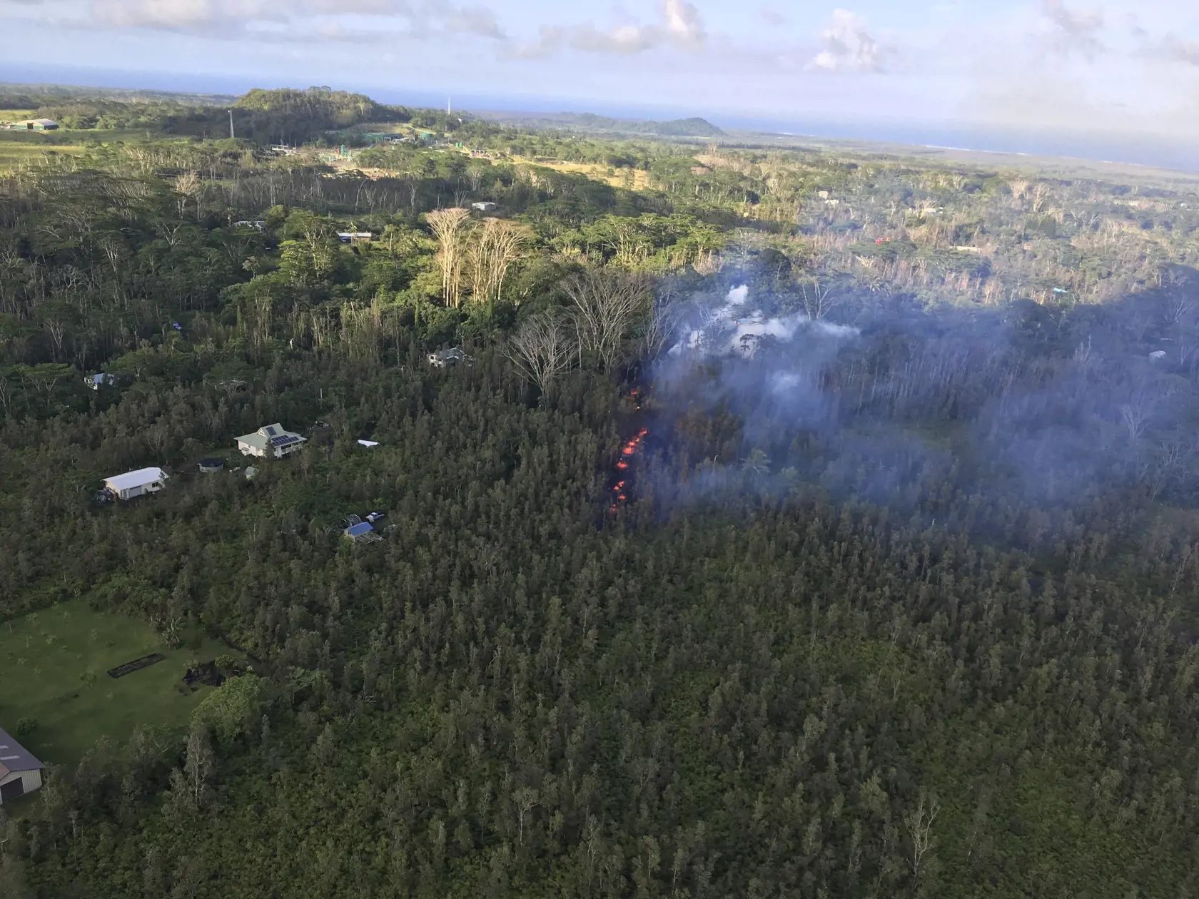 KK13 - Na snímke láva steká zo sopky Kilauea po zemetrasení s magnitúdou 5,0 neďaleko mesta Pahoa 3. mája 2018 vo vulkanickom národnom parku na Havajských ostrovoch. FOTO TASR/AP
In this photo released by U.S. Geological Survey, lava is shown burning in Leilani Estates subdivision near the town of Pahoa on the Big Island in Hawaii Volcanoes National Park Thursday, May 3, 2018. Hawaii's Kilauea volcano erupted Thursday, sending lava shooting into the air in the residential neighborhood and prompt