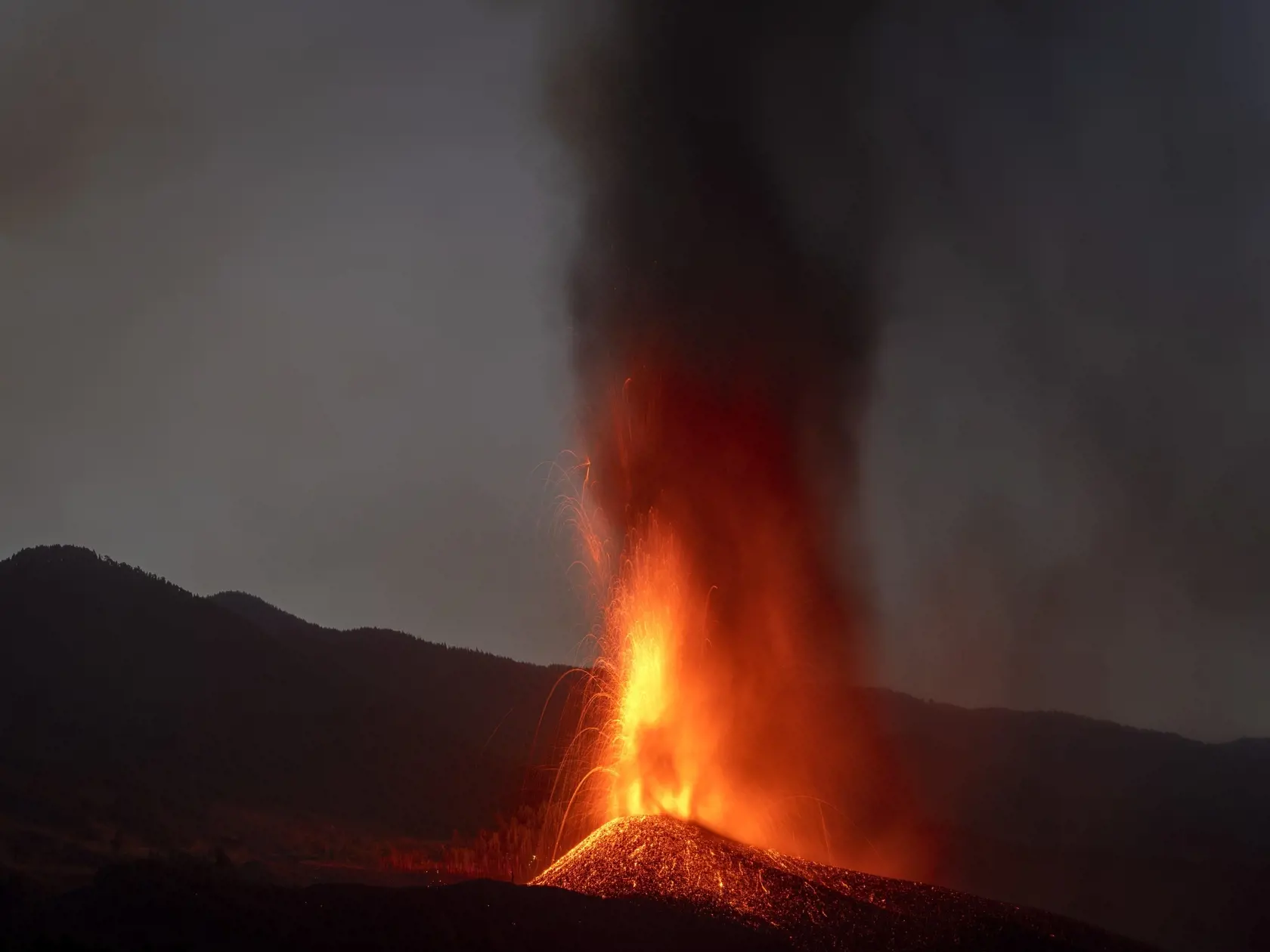 EBE 11 La Palma - Na snímke erupcia lávy sopky La Cumbre Vieja na španielskom ostrove La Palma, ktorý je súčasťou Kanárskych ostrovov vo štvrtok 23. septembra 2021. Príval lávy zničil približne 100 domov na španielskom ostrove La Palma. Stalo sa tak deň po tom, ako tam vybuchla sopka La Cumbre Vieja, čo prinútilo tisíce miestnych obyvateľov opustiť svoje domovy. Erupcia sopky sa začala v nedeľu popoludní v oblasti Cabeza de Vaca na ostrove La Palma, ktorý je súčasťou Kanárskych ostrovov. FOTO TA