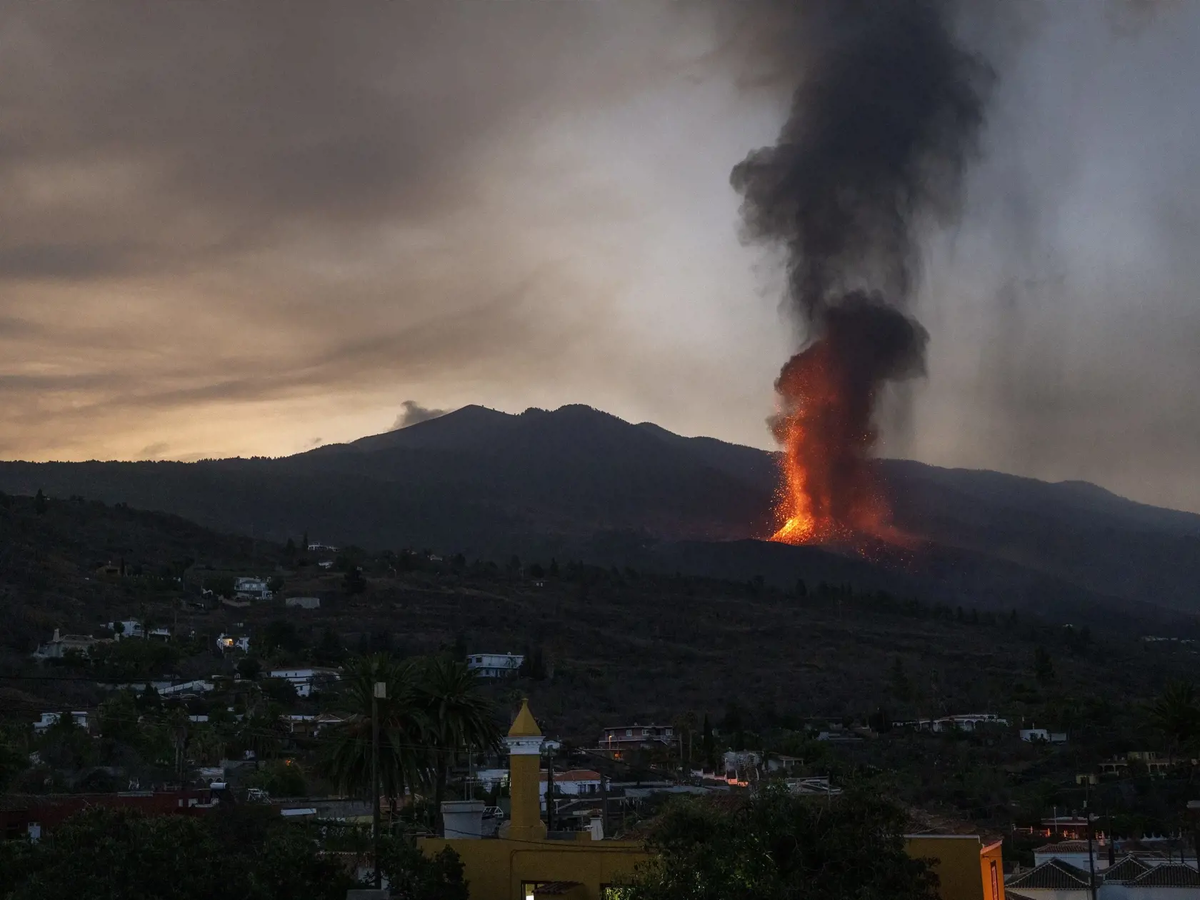 EBE 15 La Palma - Na snímke erupcia lávy sopky La Cumbre Vieja na španielskom ostrove La Palma, ktorý je súčasťou Kanárskych ostrovov vo štvrtok 23. septembra 2021. Príval lávy zničil približne 100 domov na španielskom ostrove La Palma. Stalo sa tak deň po tom, ako tam vybuchla sopka La Cumbre Vieja, čo prinútilo tisíce miestnych obyvateľov opustiť svoje domovy. Erupcia sopky sa začala v nedeľu popoludní v oblasti Cabeza de Vaca na ostrove La Palma, ktorý je súčasťou Kanárskych ostrovov. FOTO TA
