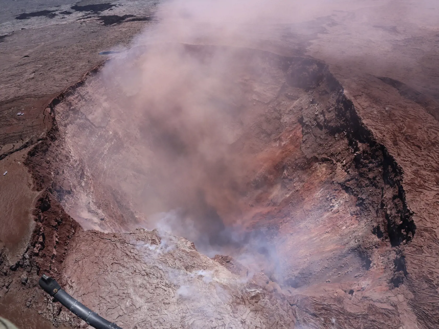 KK15 - Na snímke dym stúpa z krátera Puu Oo na sopke Kilauea po zemetrasení s magnitúdou 5,0 3. mája 2018 vo vulkanickom národnom parku na Havajských ostrovoch. FOTO TASR/AP
In this photo released by U.S. Geological Survey, a plume of ash rises from the Puu Oo vent on Hawaii's Kilaueaa Volcano Thursday, May 3, 2018 in Hawaii Volcanoes National Park. Hawaii's Kilauea volcano erupted Thursday, sending lava shooting into the air in a residential neighborhood and prompting mandatory evacuation order