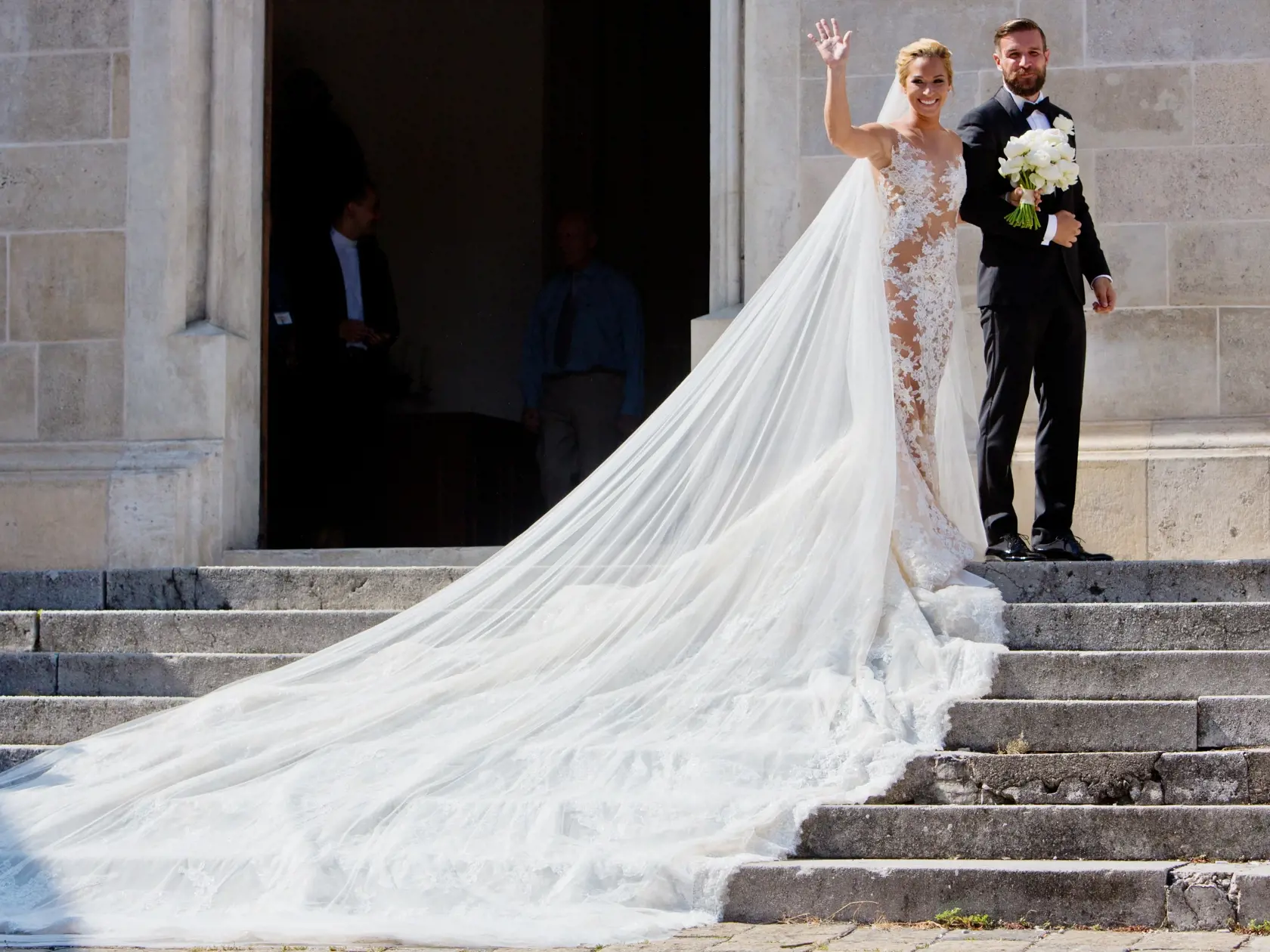 Na snimke Dominika Navara Cibulkova a Michal Navara pozuju pred juznym vchodom Domu Svateho Martina tesne po svadobnom obrade.