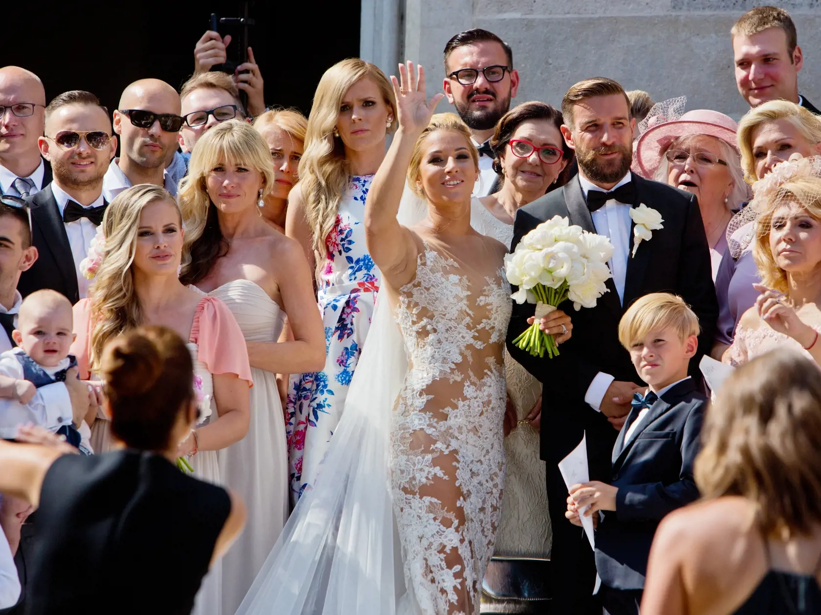 Na snimke Dominika Navara Cibulkova a Michal Navara pozuju pred juznym vchodom Domu Svateho Martina tesne po svadobnom obrade.