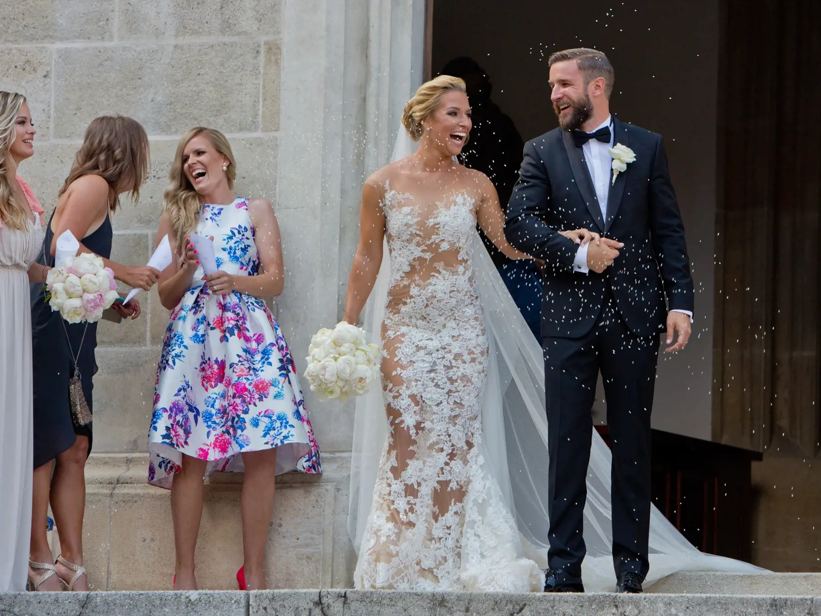 Na snimke Dominika Navara Cibulkova a Michal Navara pozuju pred juznym vchodom Domu Svateho Martina tesne po svadobnom obrade.