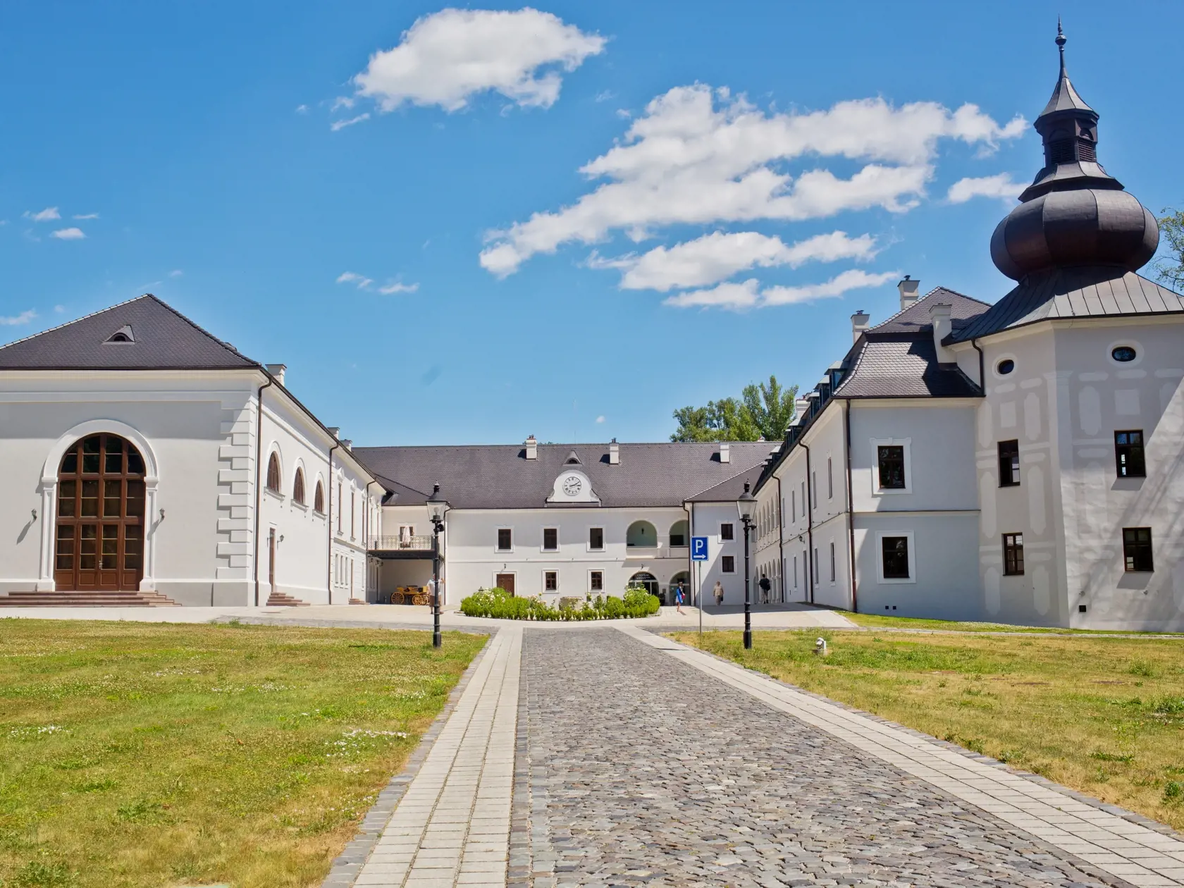Na snimke Chateau Appony v Oponiciach, ktory v minulosti patril uhorskemu slachtickemu rodu Apponyiovcov. Jeho sucastou je unikatna historicka kniznica Apponyiovskeho rodu. Svadbu tu mal napriklad Vladimir Weiss mladsi, ci tenistka Dominika Cibulkova.
