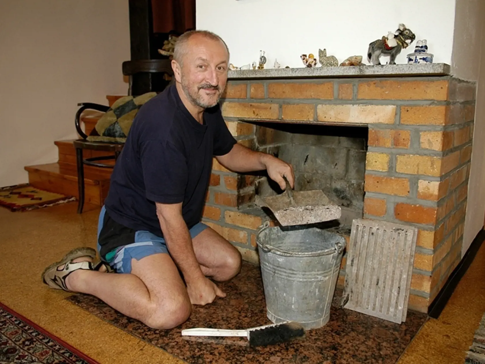 Herec Oldřich Navrátil vo svojej chalupe udržiava poriadok.