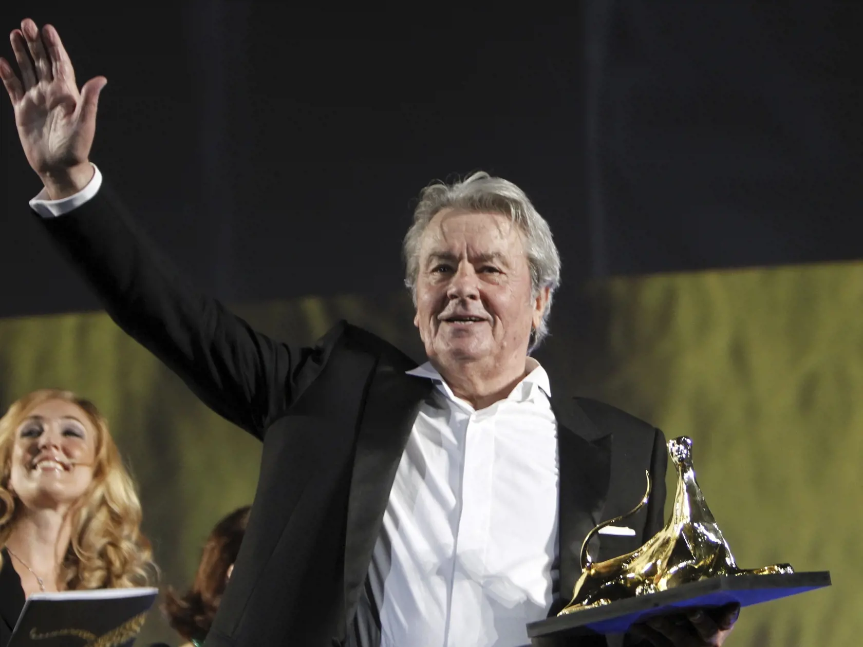 EBE 9 Locarno archív -  Vo veku 88 rokov zomrel legendárny francúzsky herec, producent a režisér Alain Delon. V spoločnej tlačovej správe to oznámili jeho tri deti - Alain Fabien, Anouchka a Anthony v nedeľu 18. augusta 2024. Na archívnej snímke francúzsky herec Alain Delon si prebral prevzal cenu za celoživotný prínos na filmovom festivale vo švajčiarskom Locarne 2. augusta 2012. FOTO TASR/AP

FILE - French actor Alain Delon receives a Lifetime Award during an awarding show at the Locarno Film 