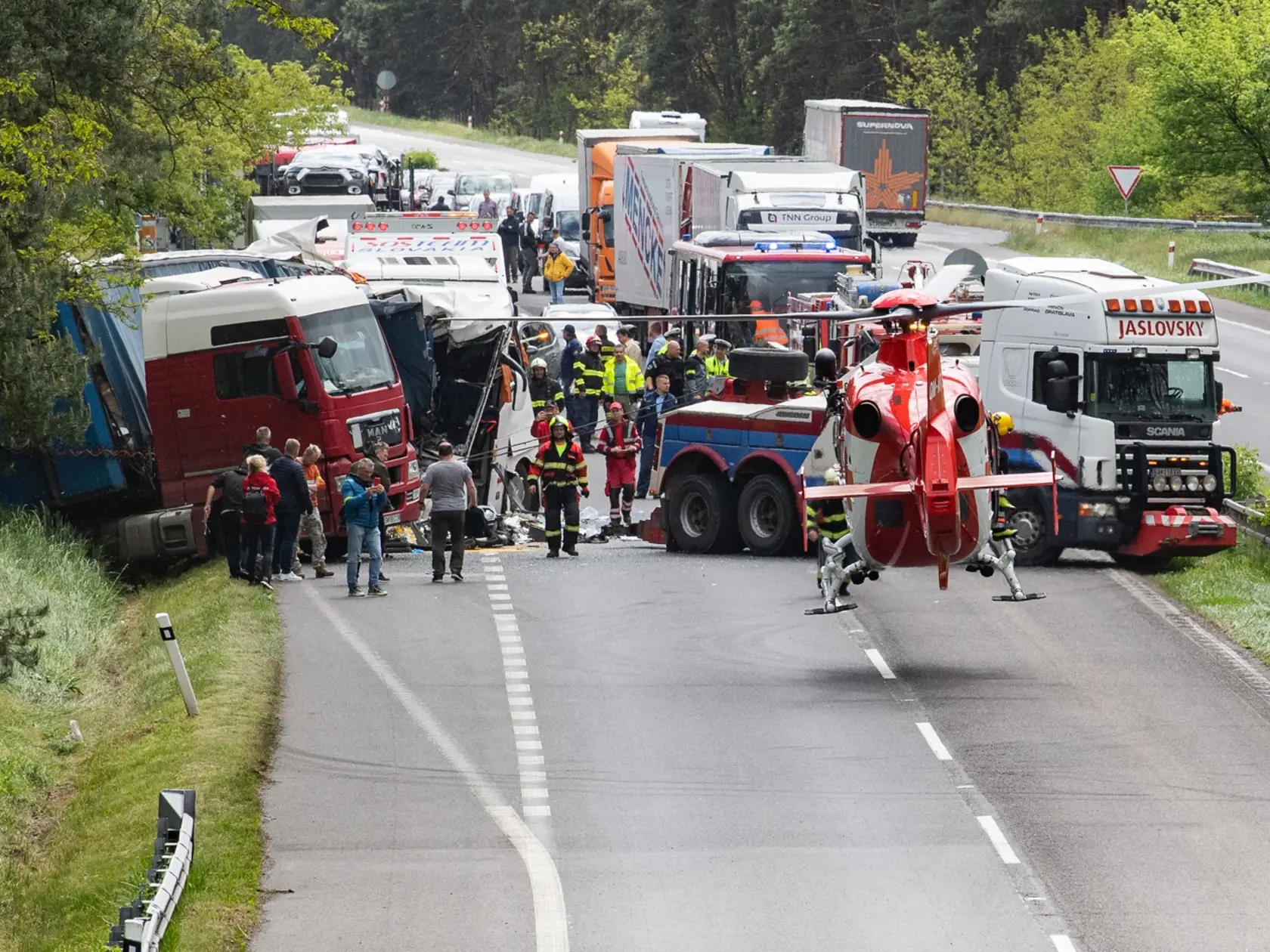 Na snímke záchranársky vrtuľník pristáva k miestu dopravnej nehody autobusu a nákladného vozidla, ku ktorej došlo na diaľnici D2, približne na 15. kilometri na úrovni odpočívadla Závod v smere do Českej republiky v pondelok 15. mája 2023. FOTO TASR - Michal Svítok