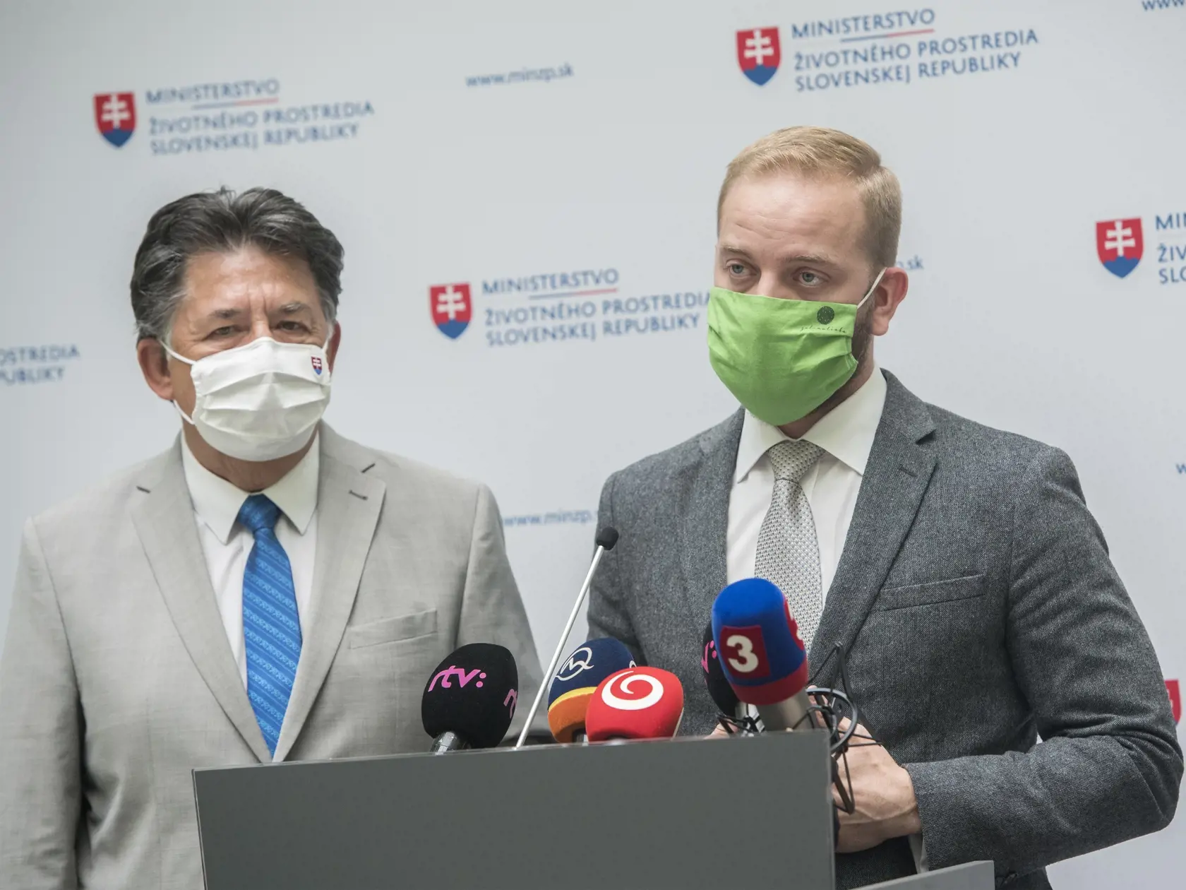 Na snímke zľava minister životného prostredia SR Ján Budaj (OĽANO) a generálny riaditeľ Slovenskej inšpekcie životného prostredia (SIŽP) Ján Jenčo počas brífingu na témú Iniciatíva proti envirokriminalite 24. augusta 2020 v Bratislave. FOTO TASR - Martin Baumann
