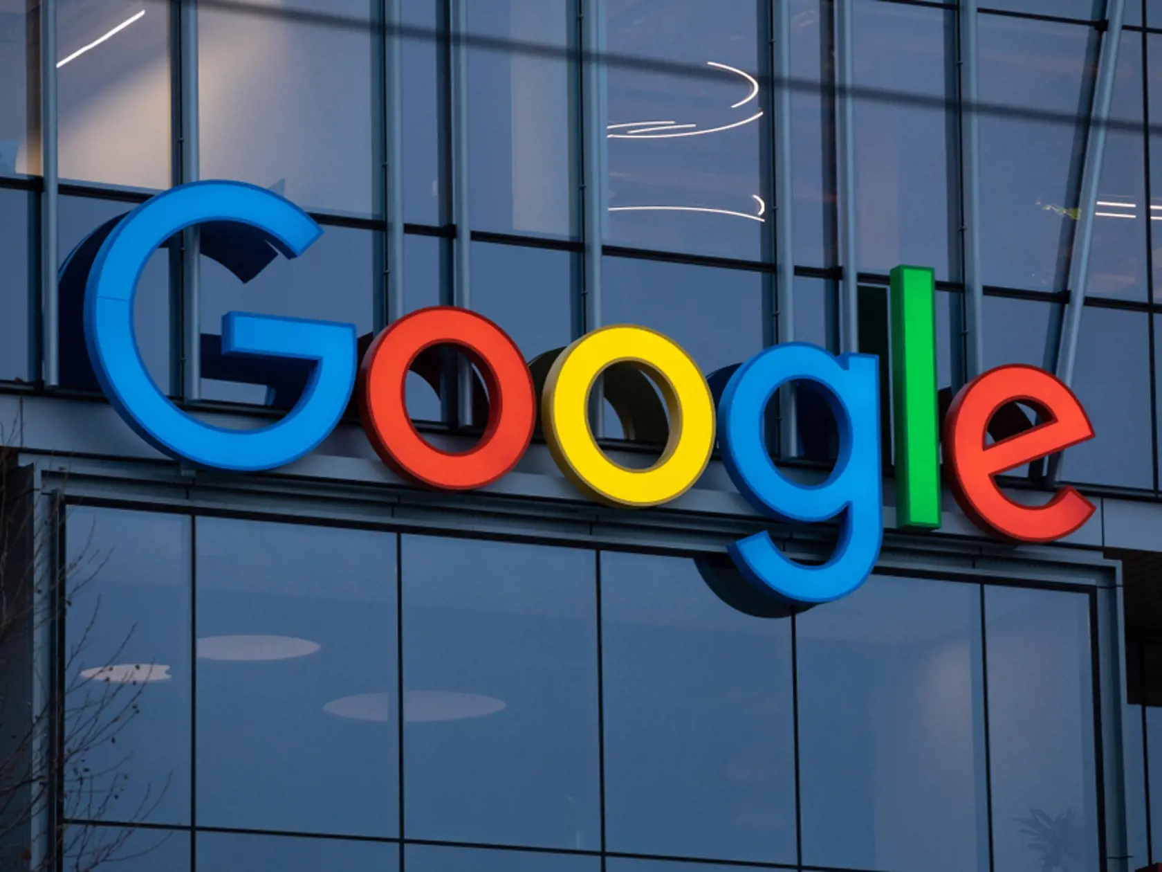 Analytici považujú za kľúčový moment kúpu YouTube spoločnosťou Google v roku 2006 za 1,65 miliardy dolárov v akciách, keď sa spojili odborné znalosti v oblasti vyhľadávania a reklamy s  platformou na šírenie videí.