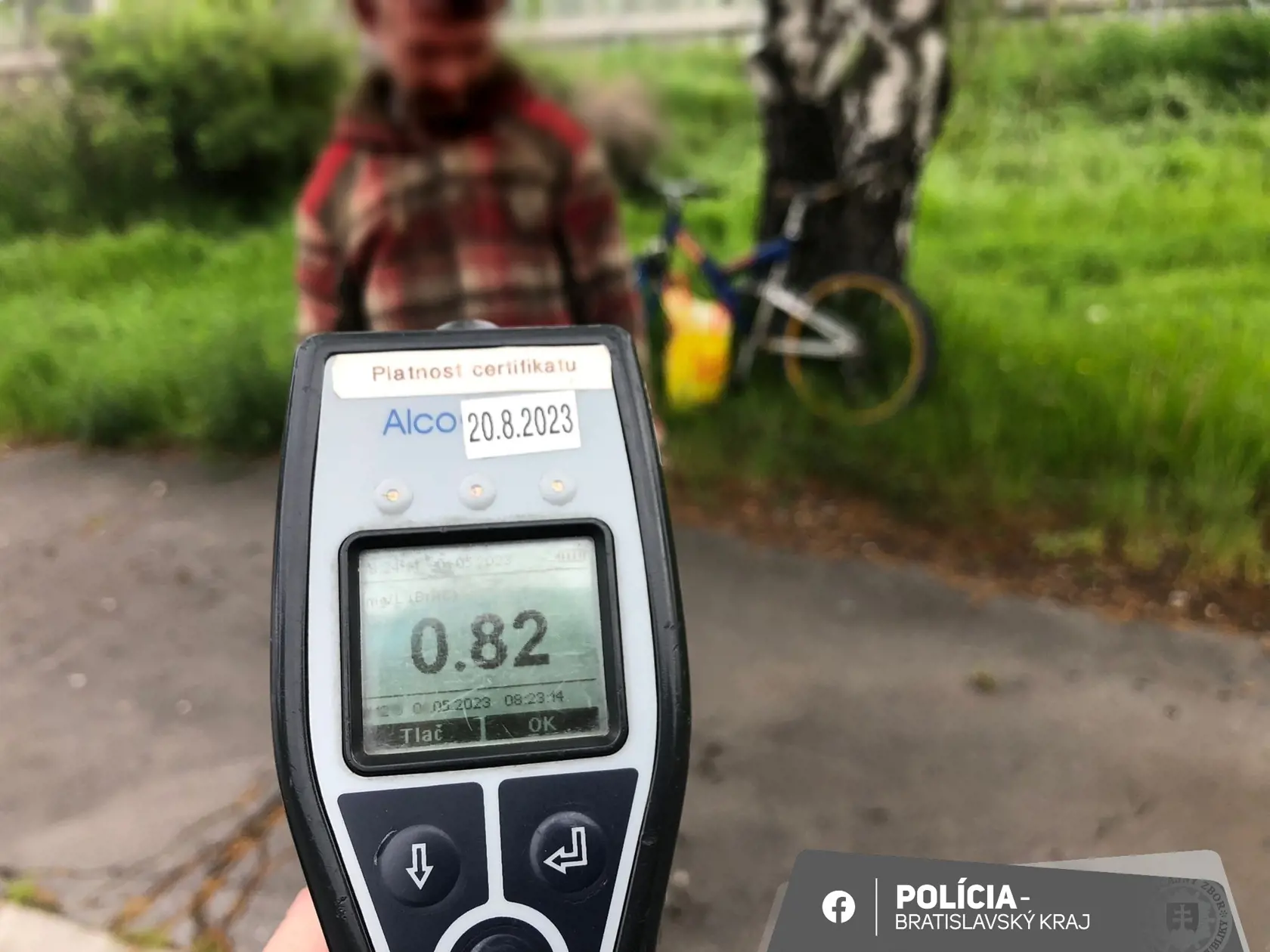Žena vozidlom značky Land Rover na ceste od mesta Strážske smerom na obec Voľa prešla do protismeru, kde sa zrazila s protiidúcim autom značky VW Golf. Dopravná nehoda sa zaobišla bez zranení. Vodičku obvinili z prečinu ohrozenia pod vplyvom návykovej látky, za čo jej hrozia až dva roky za mrežami.