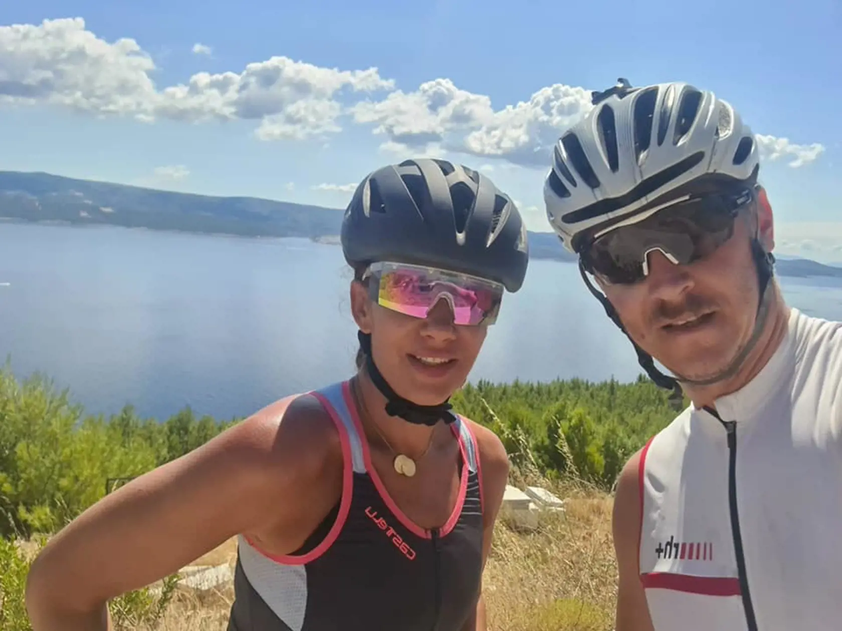 S celou rodinou sú však aj vášniví cyklisti. Dokonca bicyklovanie si obľúbil aj malý Jakubko. Brusel si Ďuriš Nicholsonová ako cyklistka veľmi pochvaľuje. „Na každej ceste, nech je akákoľvek úzka, máte vyznačený pás pre cyklistu. Cyklista môže ísť aj do protismeru a je tu jednoducho ako chránené zviera,“ vysvetľuje.