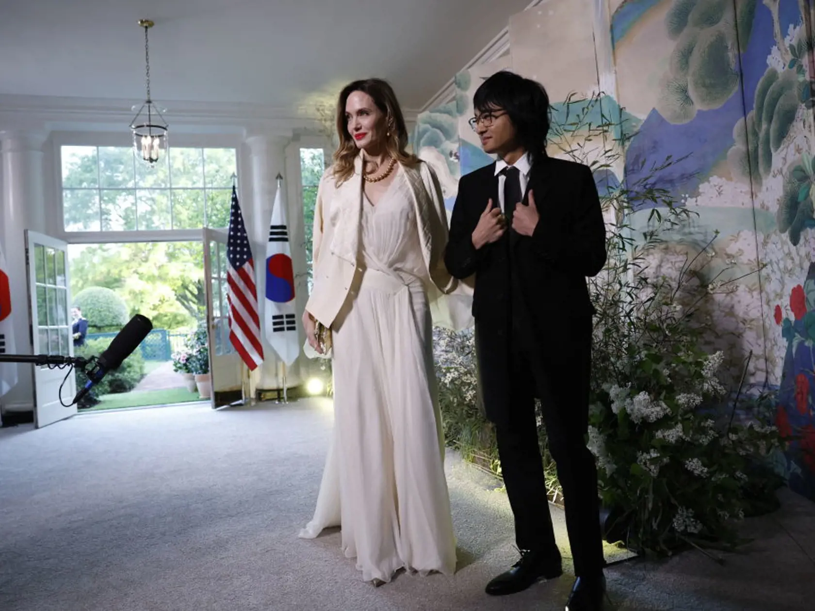 Do Bieleho domu bola pozvaná aj herečka Angelina Jolie, ktorá so sebou zobrala syna Maddoxa. Už je z neho dospelák.