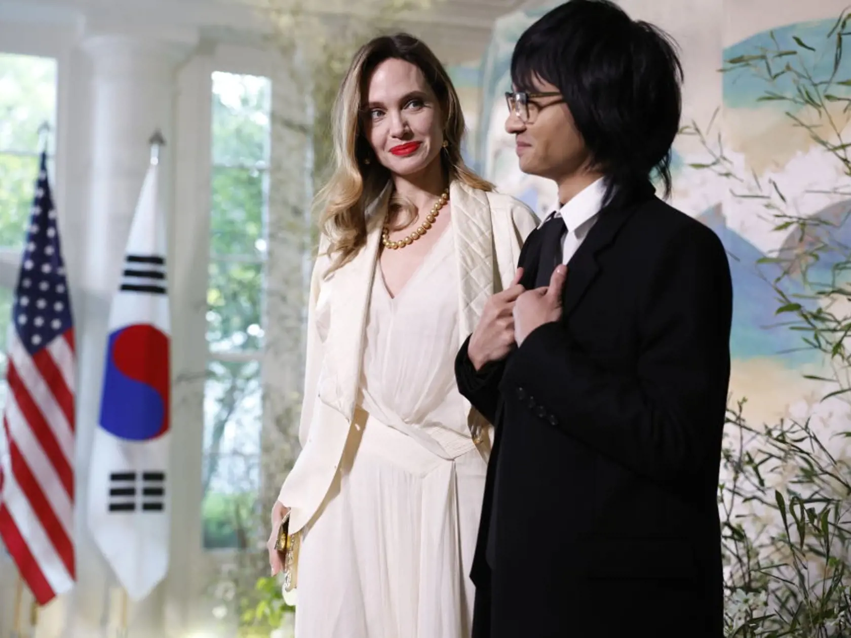 Do Bieleho domu bola pozvaná aj herečka Angelina Jolie, ktorá so sebou zobrala syna Maddoxa. Už je z neho dospelák.