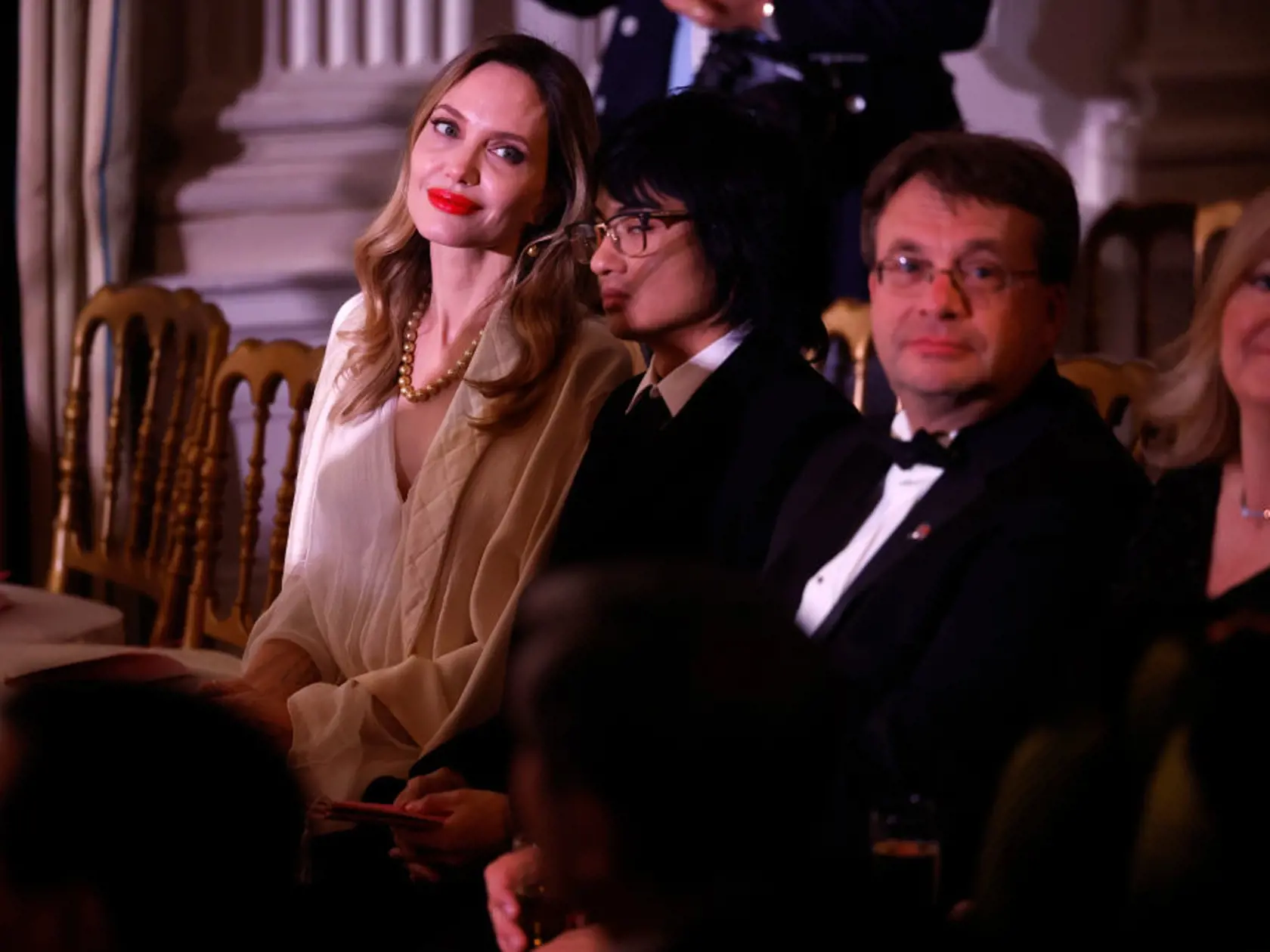 Do Bieleho domu bola pozvaná aj herečka Angelina Jolie, ktorá so sebou zobrala syna Maddoxa. Už je z neho dospelák.