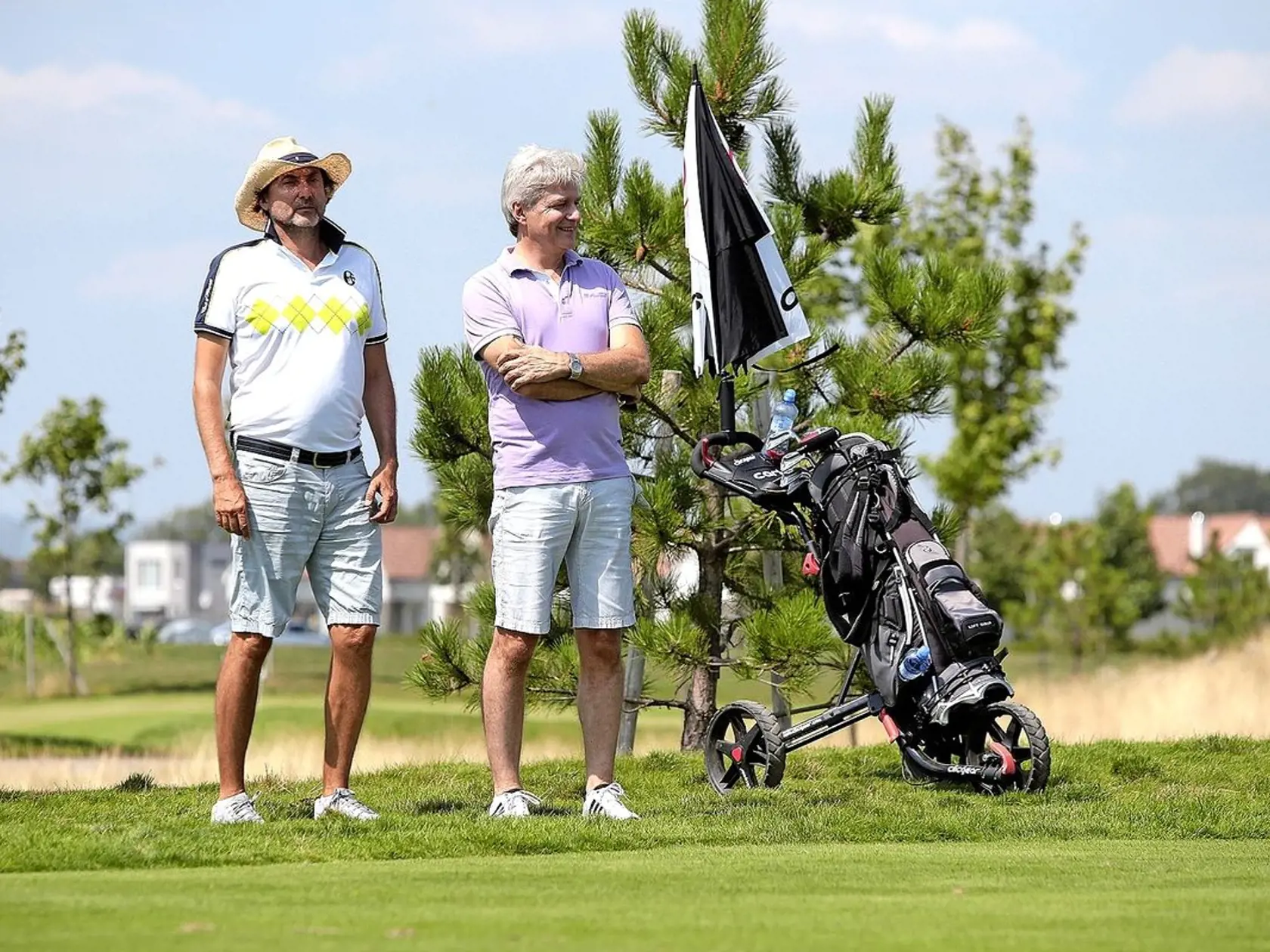 Chvíle relaxu si spríjemňuje pri golfe.