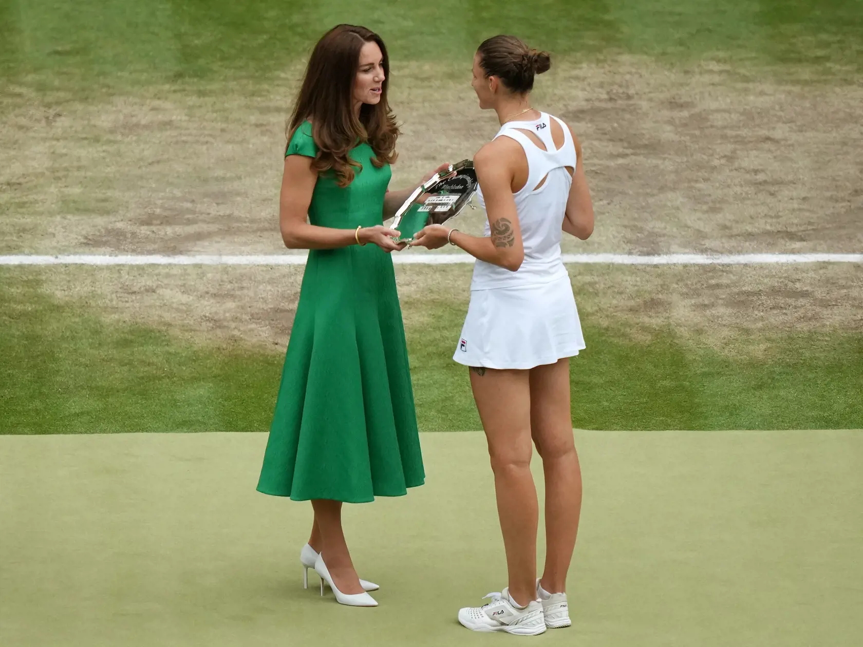 Na ženské finále, v ktorom Češka Plíšková podľahla Austrálčanke Bartyovej, si vojvodkyňa Kate obliekla výrazné zelené šaty značky Emilia Wickstead za 1600 eur.