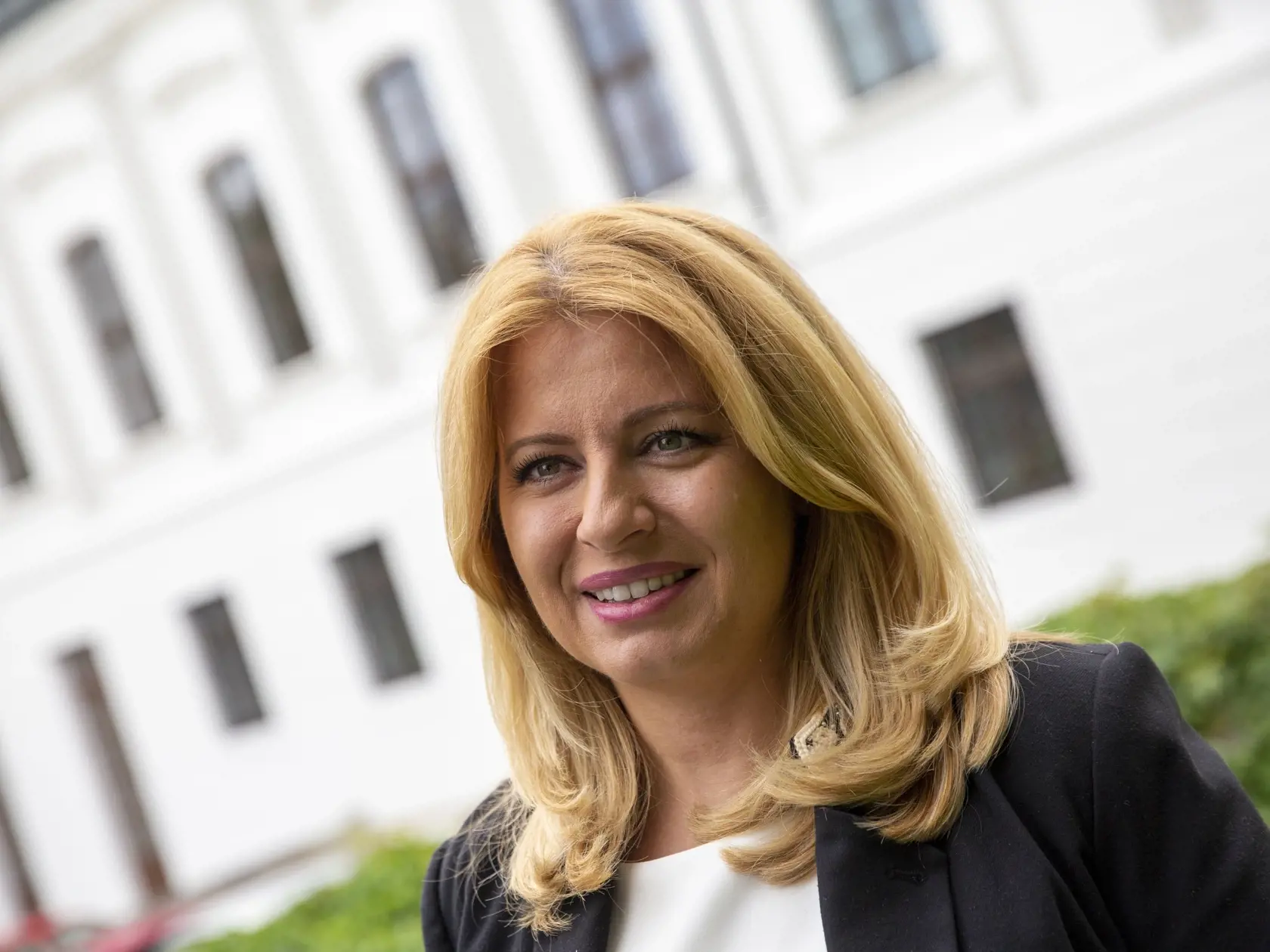 Prezidentka Zuzana Čaputová stáča  med v prezidentskom paláci.
