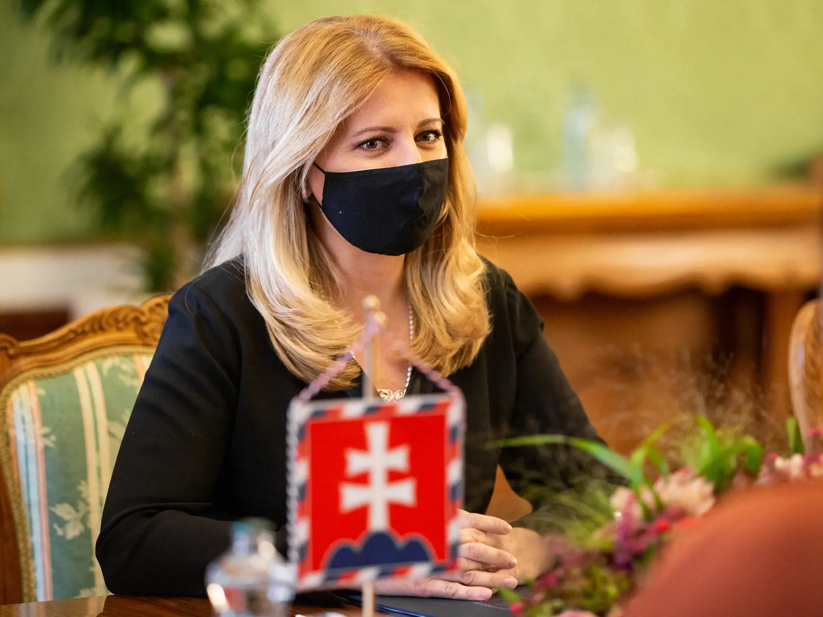 Prezidentka Zuzana Čaputová prijala ministerku spravodlivosti SR Máriu Kolíkovú, prvú viceprezidentku Policajného zboru SR Janu Maškarovú a riaditeľku nitrianskej neziskovej organizácie Centrum Slniečko Marianu Kováčovú. Témou stretnutia boli plánované legislatívne zmeny, ktoré by mali pomôcť týraným ženám.