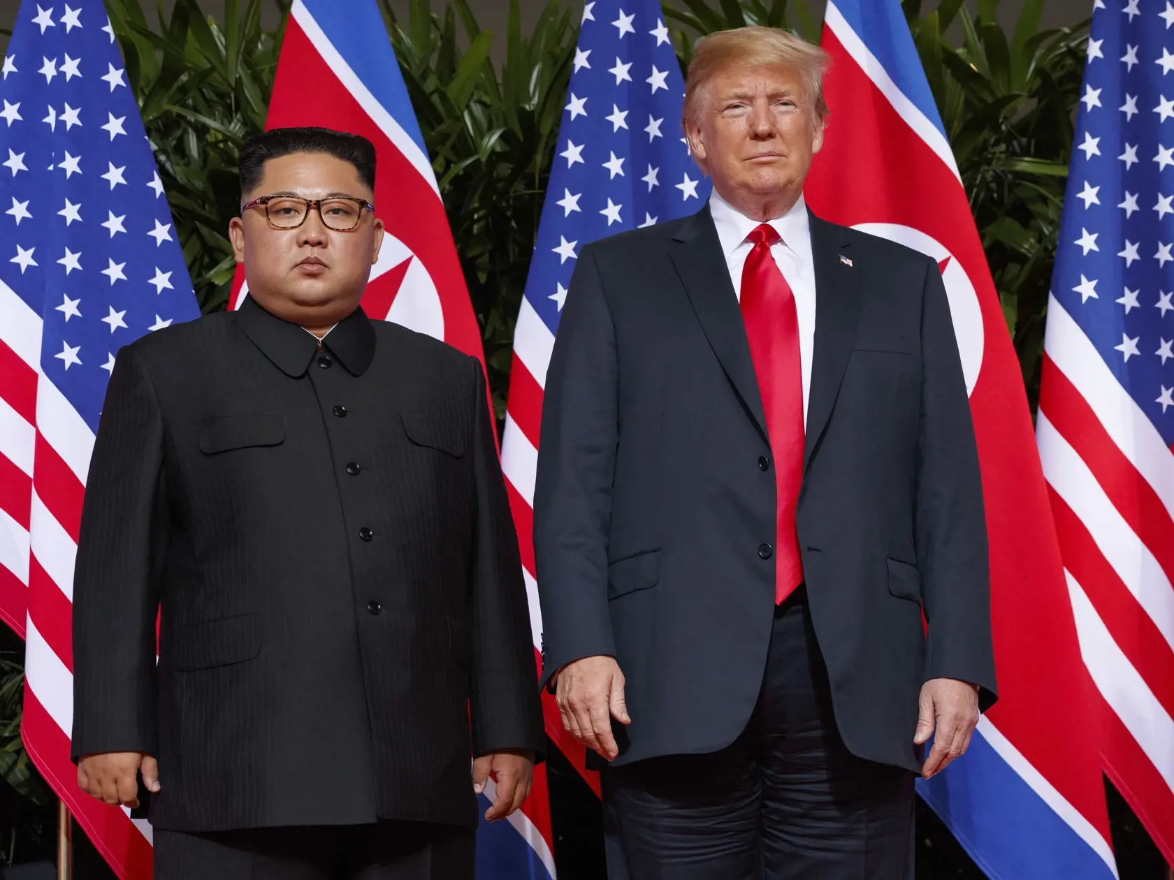WA 19 archív Singapur - Na archívnej snímke z 12. júna 2018 americký prezident Donald Trump (vpravo) a severokórejský líder Kim Čong-un pózujú počas stretnutia v Singapure. Trump povedal, že bude znovu kontaktovať severokórejského lídra Kim Čong-una. Fotografia je z roku 2018 (AP Photo/Evan Vucci, File)