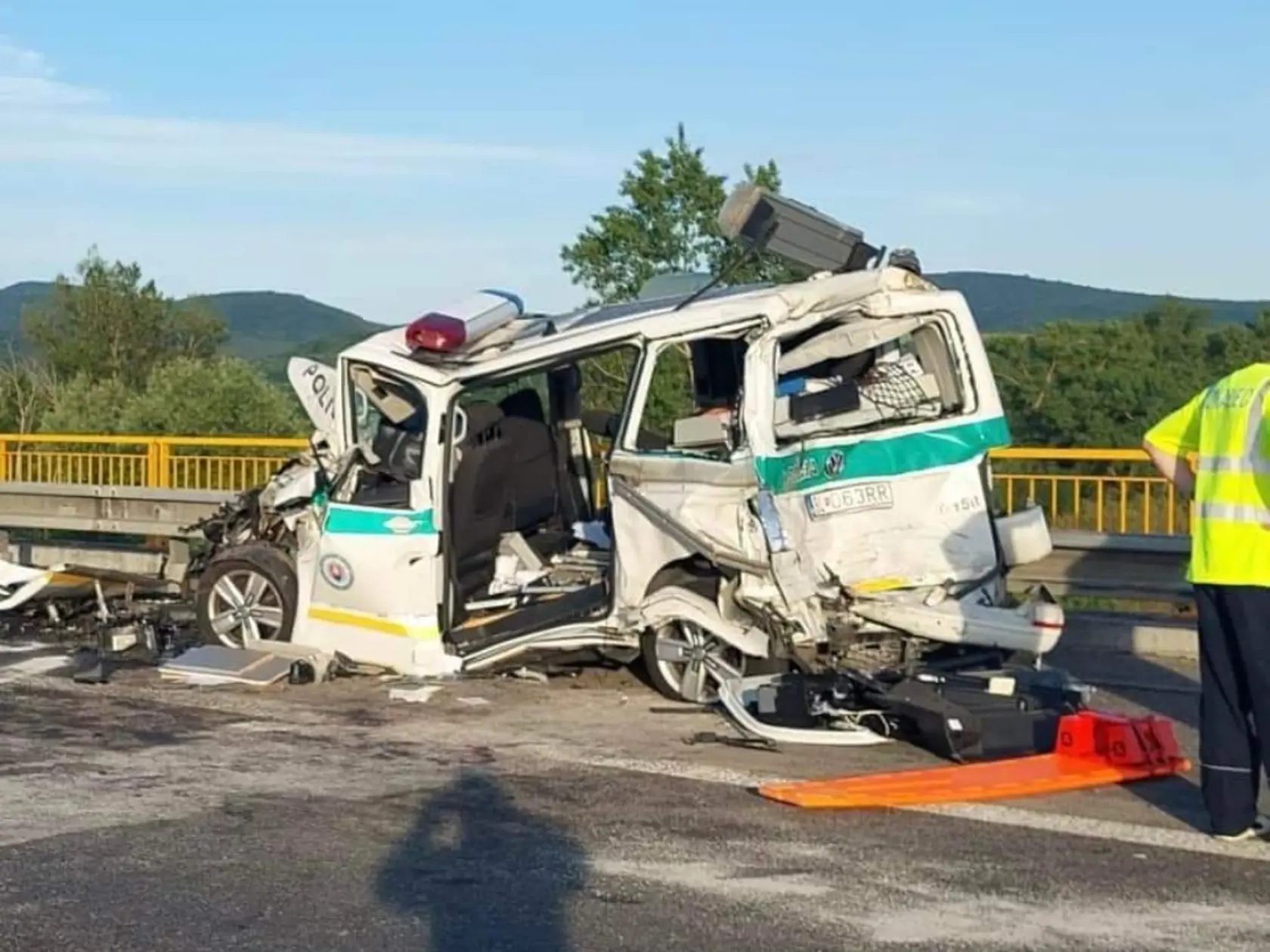Policajné auto zostalo po nehode zničené.