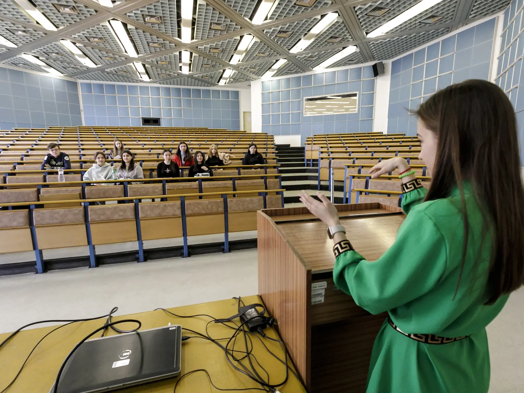 Vyhnite sa drahým vzdelávacím kurzom - V dnešnej dobe máte k dispozícii všetky informácie takmer zadarmo a online. Vyhnite sa zbytočne predraženým kurzom, ktoré vám sľubujú modré z neba a nakoniec zistíte, že ste sa nič nové nenaučili. Vďaka tomu, že si budete informácie vyhľadávať online a v knižniciach môžete ušetriť množstvo peňazí mesačne. (ilustračné foto)