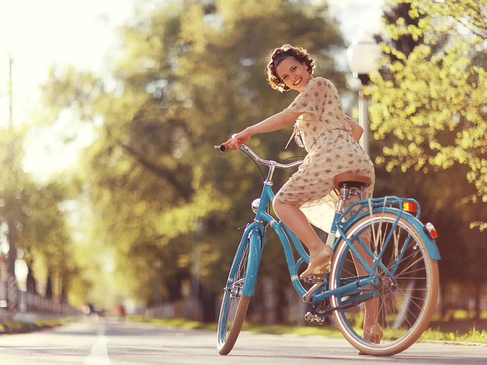 Ak bývate v meste a verejná doprava alebo dochádzanie autom je príliš drahé, zadovážte si bicykel. Je to jednorazová investícia, ktorá sa vám určite oplatí.